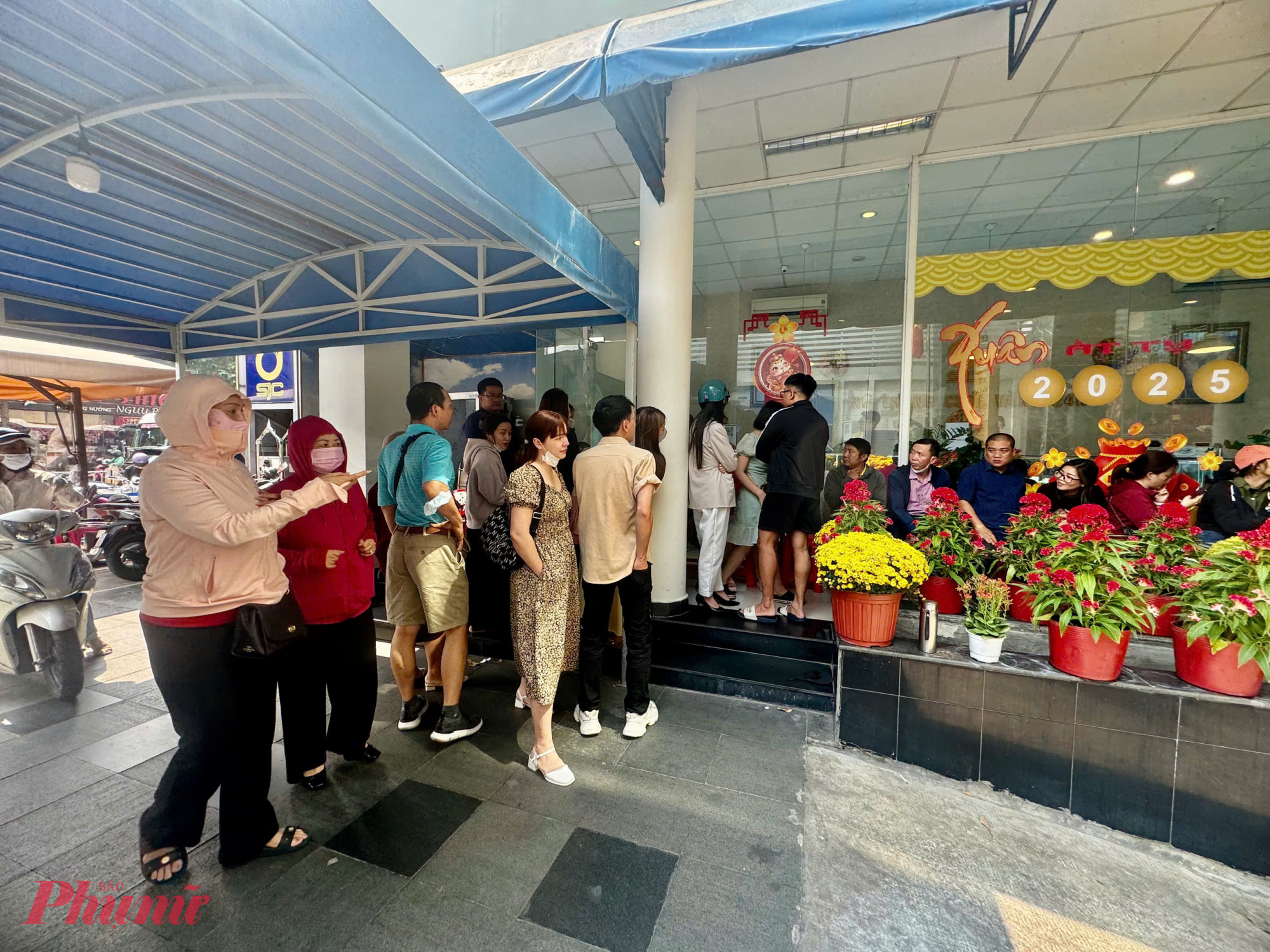 Tại TPHCM, trong buổi s&aacute;ng c&ugrave;ng ng&agrave;y, lượng kh&aacute;ch xếp h&agrave;ng chờ tại khu vực thanh to&aacute;n bằng chuyển khoản C&ocirc;ng ty V&agrave;ng bạc đ&aacute; qu&yacute; S&agrave;i G&ograve;n (SJC) kh&aacute; đ&ocirc;ng.