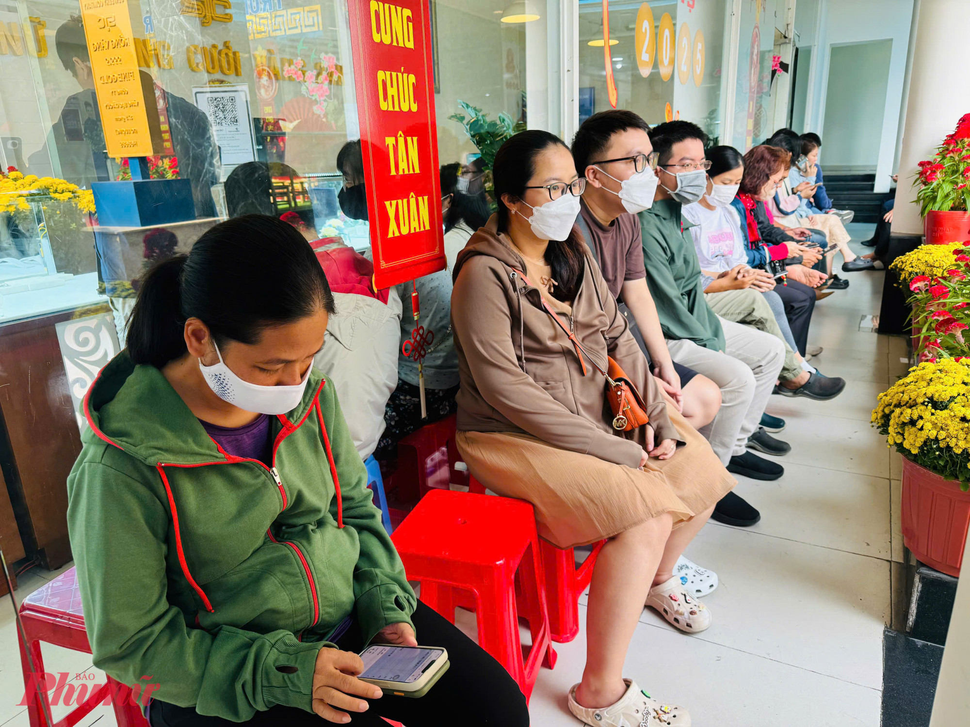 Đa phần kh&aacute;ch phải xếp h&agrave;ng từ 5-15 ph&uacute;t mới tới lượt giao dịch. 