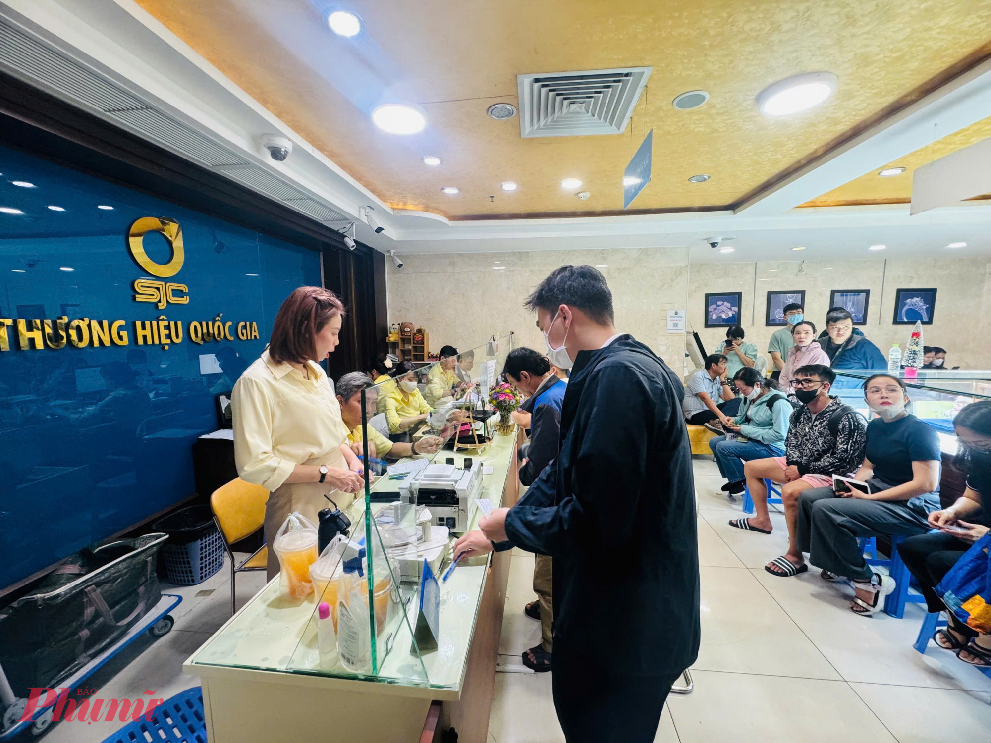 C&aacute;ch đ&acirc;y khoảng 3 ng&agrave;y, C&ocirc;ng ty SJC c&ograve;n giới hạn số lượng v&agrave;ng b&aacute;n ra, mỗi kh&aacute;ch chỉ mua được 