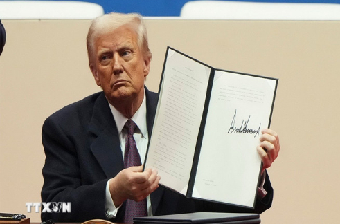 Tổng thống Donald Trump k&yacute; một sắc lệnh h&agrave;nh ph&aacute;p sau lễ tuy&ecirc;n thệ nhậm chức tại Washington, ng&agrave;y 20/1/2025. (Ảnh: AP/TTXVN)