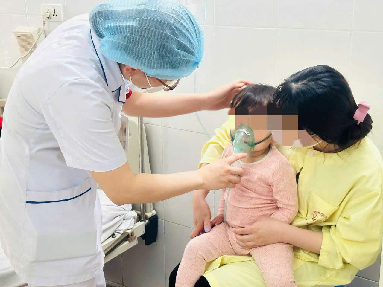 Bệnh nhi mắc c&uacute;m điều trị tại Bệnh viện Bệnh Nhiệt đới Trung ương - ảnh: T.S.