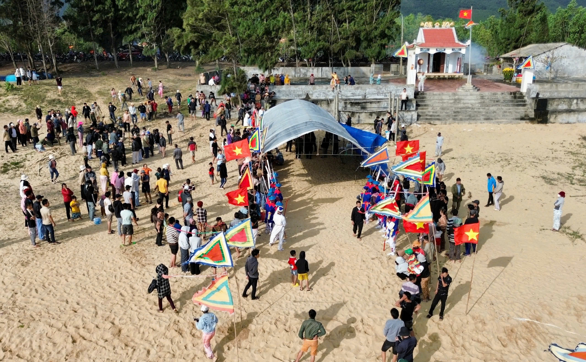 Rất đ&ocirc;ng người d&acirc;n tham gia