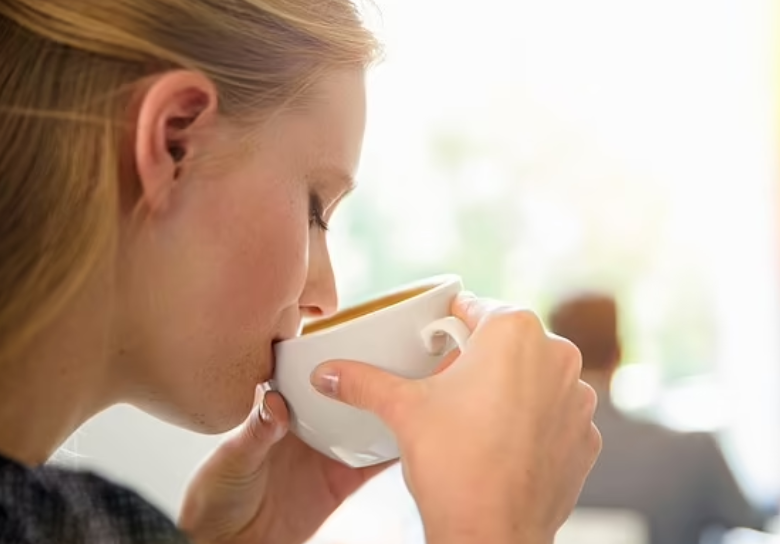 Nghi&ecirc;n cứu ph&aacute;t hiện ra rằng những người uống c&agrave; ph&ecirc; đen hoặc c&agrave; ph&ecirc; sữa c&oacute; nguy cơ mắc bệnh tiểu đường loại 2 thấp hơn 10 phần trăm cho mỗi cốc c&agrave; ph&ecirc; họ uống h&agrave;ng ng&agrave;y (h&igrave;nh ảnh c&oacute; sẵn) 