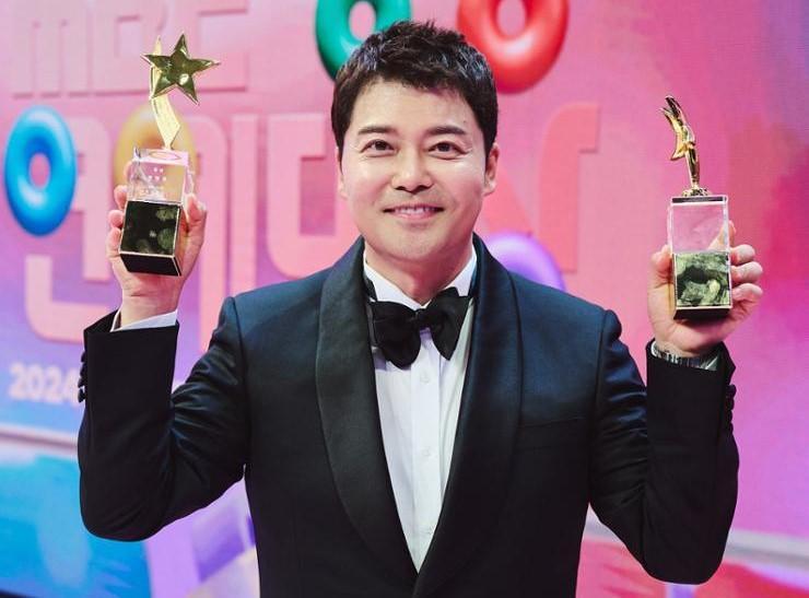 Người dẫn chương tr&igrave;nh truyền h&igrave;nh Jun Hyun-moo tạo d&aacute;ng sau khi gi&agrave;nh giải thưởng lớn tại Lễ trao giải MBC Entertainment Awards năm 2024. Yonhap
