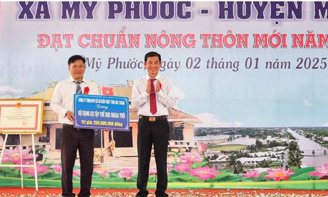 &Ocirc;ng &Acirc;u Văn Dự - Gi&aacute;m đốc C&ocirc;ng ty TNHH MTV XSKT tỉnh S&oacute;c Trăng (b&ecirc;n phải) trao bộ dụng cụ học tập thể dục ngo&agrave;i trời trị gi&aacute; 250 triệu đồng cho x&atilde; Mỹ Phước, huyện Mỹ T&uacute; - Ảnh: C&ocirc;ng ty TNHH MTV XSKT tỉnh S&oacute;c Trăng