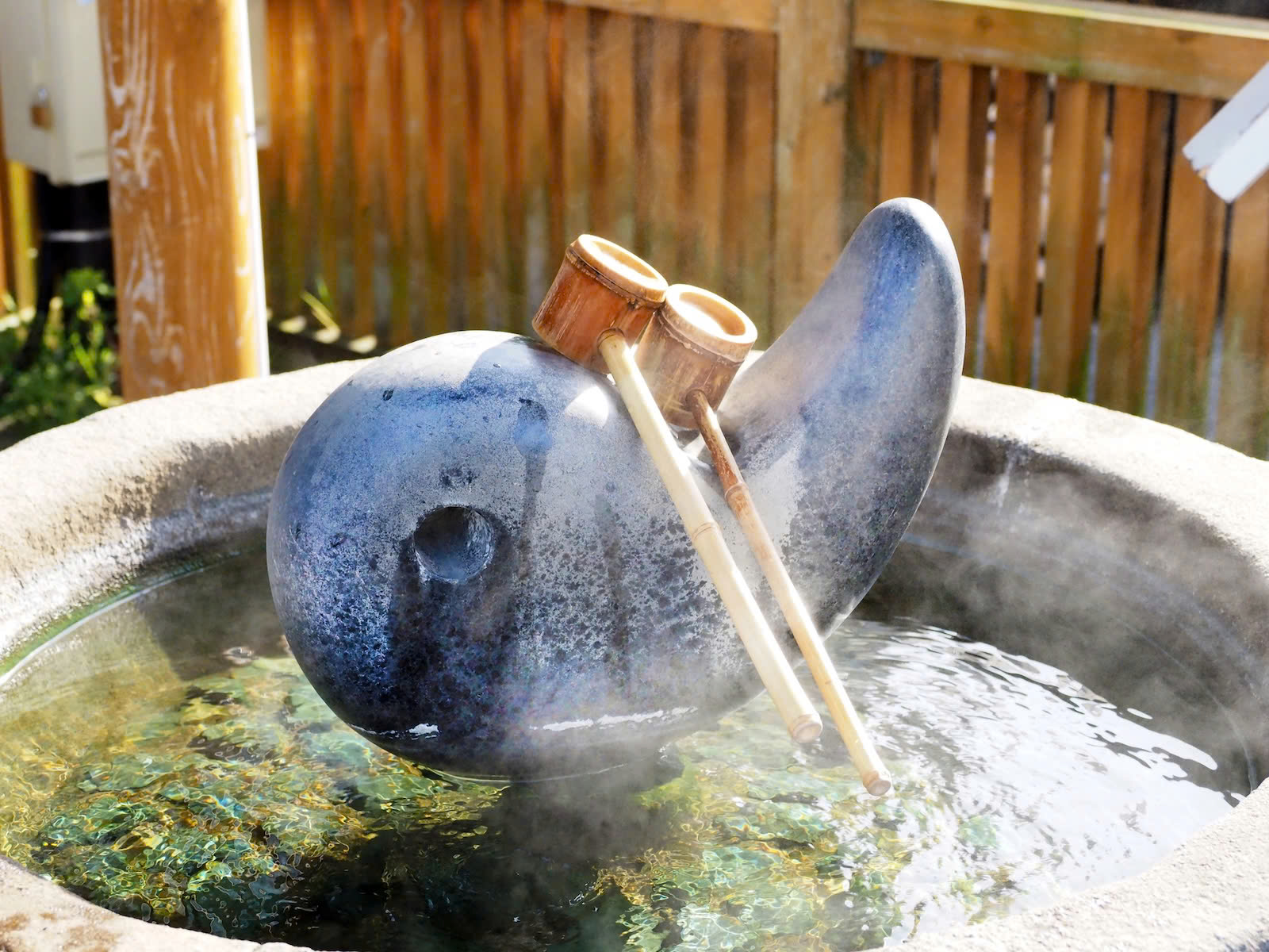 Nước ở Tamatsukuri Onsen nổi tiếng với đặc t&iacute;nh dưỡng ẩm đến mức đ&ocirc;i khi c&ograve;n được gọi l&agrave; &ldquo;kem dưỡng da tự nhi&ecirc;n&rdquo; - Nguồn ảnh: Pixta