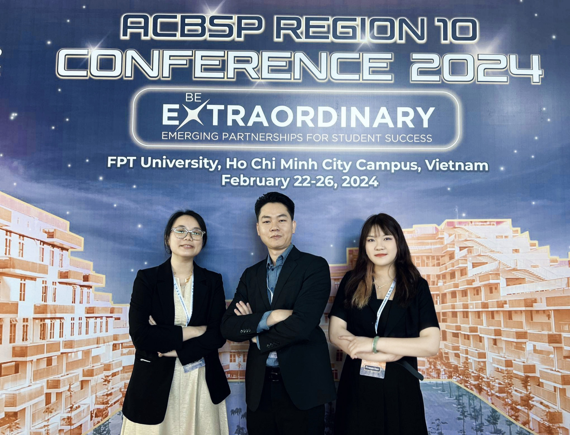 Thu Ho&agrave;i (đầu ti&ecirc;n từ phải qua) c&ugrave;ng đồng đội ở hội nghị ACBSP được tổ chức tại Trường Đại học FPT trong th&aacute;ng 2/2024 - Ảnh: FPT