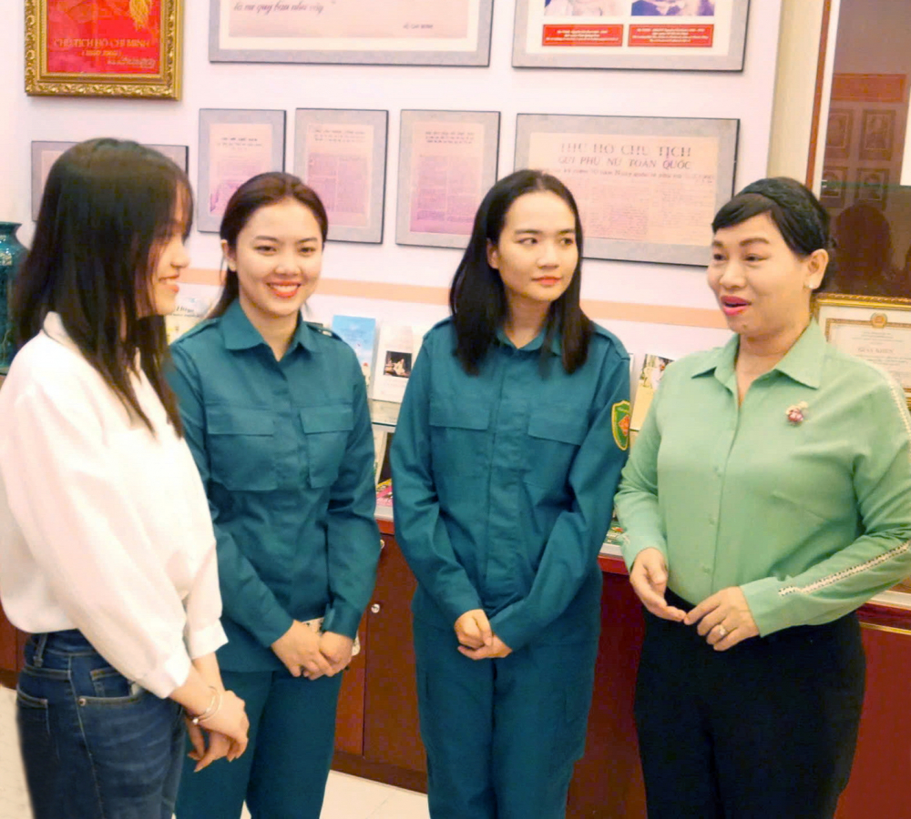 Bà Trần Thị Phương Hoa (bìa phải) - Phó chủ tịch Hội LHPN TPHCM - trò chuyện với những nữ thanh niên tình nguyện nhập ngũ: Nguyễn Phương Huyền, Tạ Đặng Hồng Sang, Đỗ Phương Trang (từ trái sang) tại cuộc họp mặt do Hội LHPN TPHCM tổ chức ngày 6/2 - ẢNH: THU LÊ