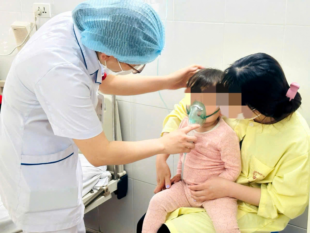 Bệnh nhi mắc c&uacute;m điều trị tại Bệnh viện Bệnh nhiệt đới Trung ương - ẢNH: THANH SƠN