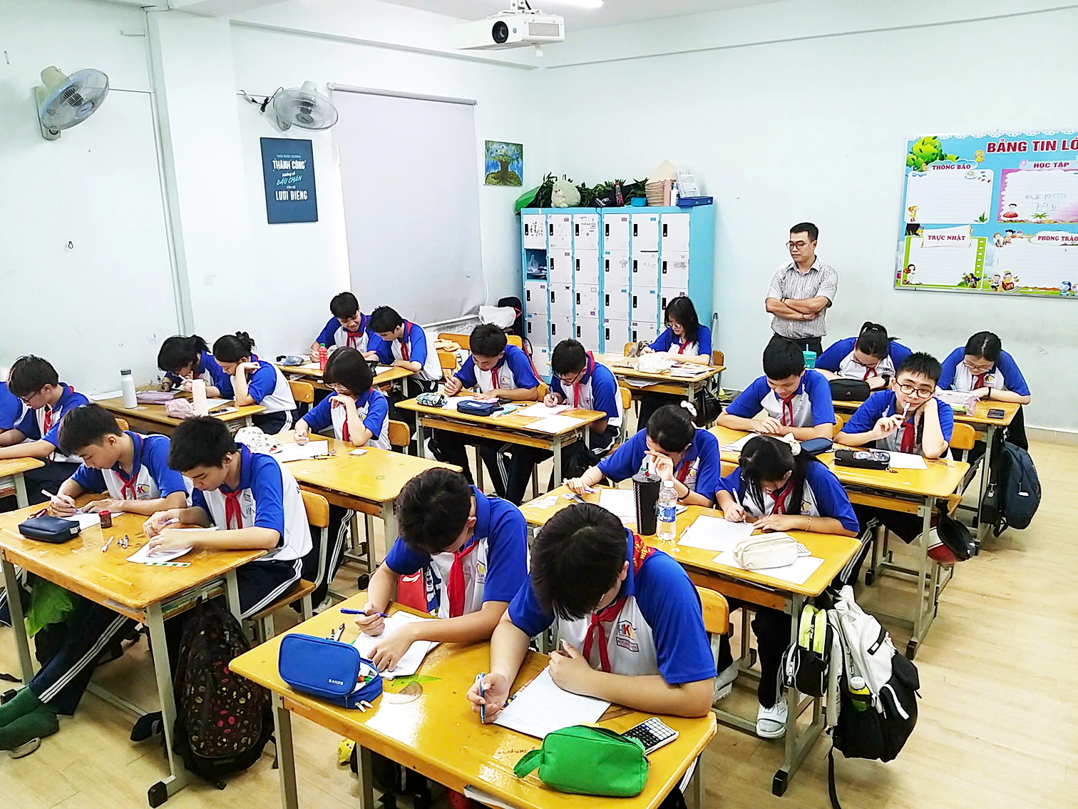 Học sinh lớp Ch&iacute;n Trường THCS Huỳnh Khương Ninh (quận 1) trong tiết học m&ocirc;n to&aacute;n - ẢNH: T.T.