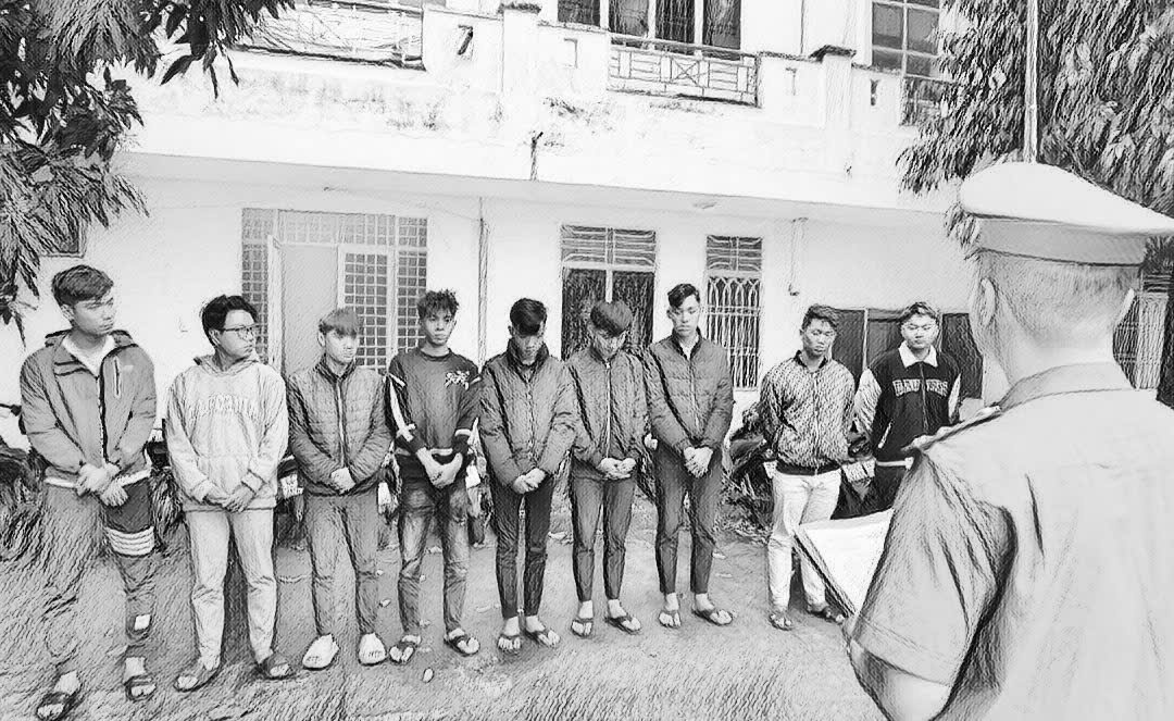 C&ocirc;ng an đọc lệnh khởi tố bị can _ Ảnh: C&ocirc;ng an cung cấp