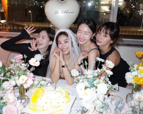 C&aacute;c th&agrave;nh vi&ecirc;n của nh&oacute;m nhạc K-pop Girl's Day tổ chức tiệc chia tay cuộc sống độc th&acirc;n cho Sojin (ở giữa), trước đ&aacute;m cưới của c&ocirc; ấy v&agrave;o năm 2023 - Ảnh: Instagram