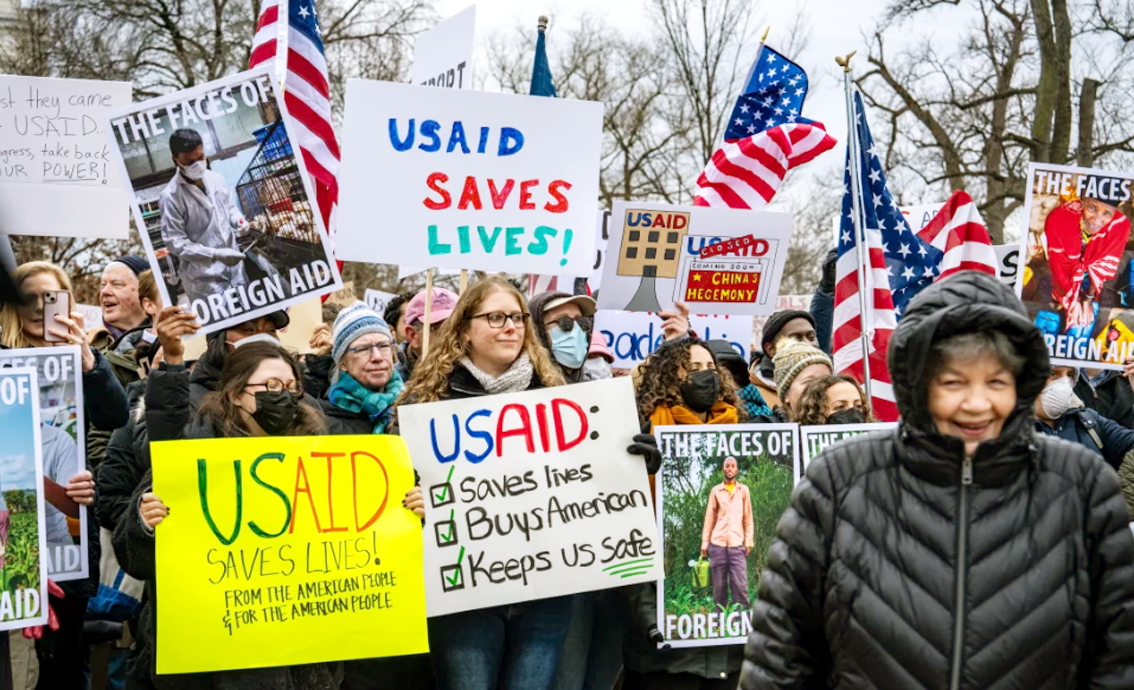 H&agrave;ng trăm người biểu t&igrave;nh gần Điện Capitol phản đối việc giải thể USAID - ẢNH: BEN DE LA CRUZ (NPR)