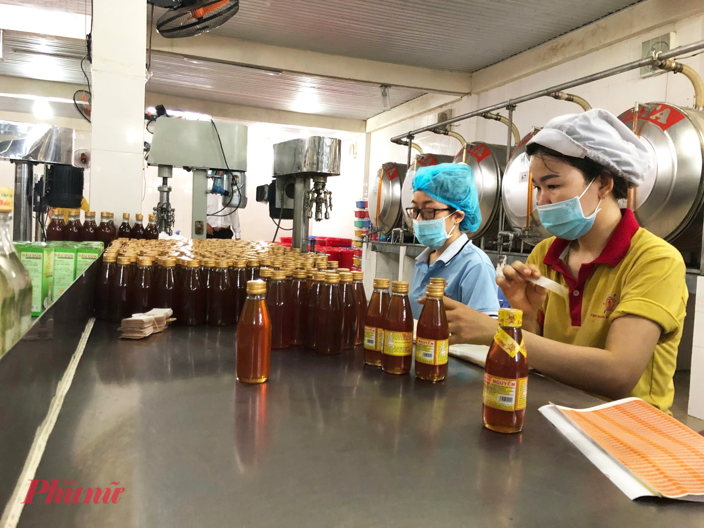C&ocirc;ng nh&acirc;n C&ocirc;ng ty cổ phần Tập đo&agrave;n Xu&acirc;n Nguy&ecirc;n hối hả l&agrave;m việc ngay sau kỳ nghỉ tết để ho&agrave;n th&agrave;nh c&aacute;c đơn h&agrave;ng đ&uacute;ng tiến độ - ẢNH: MAI CA