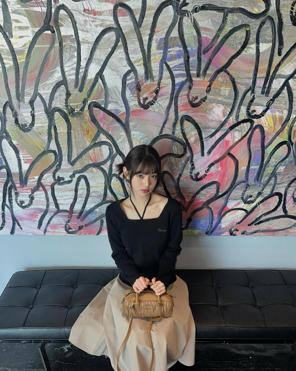 Outfit all-black lu&ocirc;n mang đến vẻ ngo&agrave;i b&iacute; ẩn, sang trọng v&agrave; cuốn h&uacute;t. Để tạo điểm nhấn cho bộ trang phục n&agrave;y, h&atilde;y phối một chiếc &aacute;o thun đen tay d&agrave;i d&aacute;ng &ocirc;m với ch&acirc;n v&aacute;y d&agrave;i chất liệu mềm mại như satin hoặc chiffon. Sự kết hợp n&agrave;y kh&ocirc;ng chỉ gi&uacute;p bạn t&ocirc;n d&aacute;ng m&agrave; c&ograve;n tạo cảm gi&aacute;c thanh lịch v&agrave; thời thượng. Đừng qu&ecirc;n ho&agrave;n thiện set đồ với một đ&ocirc;i boots cổ cao hoặc ankle boots bằng da, gi&uacute;p tăng th&ecirc;m sự mạnh mẽ v&agrave; c&aacute; t&iacute;nh. Nếu muốn th&ecirc;m ch&uacute;t sắc th&aacute;i thời trang, bạn c&oacute; thể đeo một chiếc thắt lưng da mảnh để l&agrave;m nổi bật v&ograve;ng eo, c&ugrave;ng với t&uacute;i x&aacute;ch đồng m&agrave;u v&agrave; k&iacute;nh r&acirc;m để tạo n&ecirc;n vẻ ngo&agrave;i &ldquo;cool ngầu&rdquo;. Ch&acirc;n v&aacute;y d&agrave;i lu&ocirc;n l&agrave; biểu tượng của sự nữ t&iacute;nh v&agrave; thanh lịch. Khi phối c&ugrave;ng &aacute;o thun đen tay d&agrave;i, bộ đồ kh&ocirc;ng chỉ gi&uacute;p bạn tr&ocirc;ng thon gọn hơn m&agrave; c&ograve;n tạo n&ecirc;n vẻ ngo&agrave;i cuốn h&uacute;t. Để ho&agrave;n thiện, h&atilde;y chọn t&uacute;i x&aacute;ch v&agrave; gi&agrave;y c&oacute; m&agrave;u sắc đồng điệu với v&aacute;y, tạo n&ecirc;n một tổng thể h&agrave;i h&ograve;a v&agrave; tinh tế.