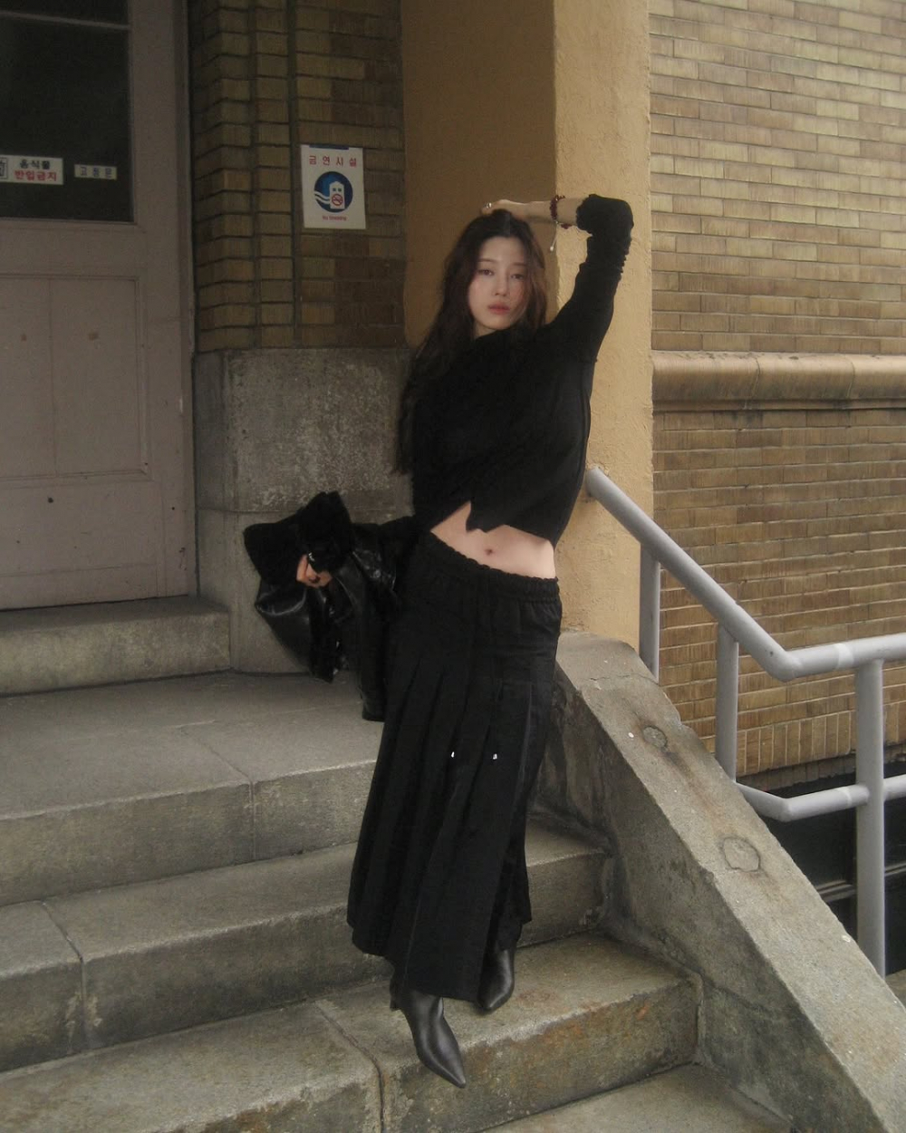 Outfit all-black lu&ocirc;n mang đến vẻ ngo&agrave;i b&iacute; ẩn, sang trọng v&agrave; cuốn h&uacute;t. Để tạo điểm nhấn cho bộ trang phục n&agrave;y, h&atilde;y phối một chiếc &aacute;o thun đen tay d&agrave;i d&aacute;ng &ocirc;m với ch&acirc;n v&aacute;y d&agrave;i chất liệu mềm mại như satin hoặc chiffon. Sự kết hợp n&agrave;y kh&ocirc;ng chỉ gi&uacute;p bạn t&ocirc;n d&aacute;ng m&agrave; c&ograve;n tạo cảm gi&aacute;c thanh lịch v&agrave; thời thượng. Đừng qu&ecirc;n ho&agrave;n thiện set đồ với một đ&ocirc;i boots cổ cao hoặc ankle boots bằng da, gi&uacute;p tăng th&ecirc;m sự mạnh mẽ v&agrave; c&aacute; t&iacute;nh. Nếu muốn th&ecirc;m ch&uacute;t sắc th&aacute;i thời trang, bạn c&oacute; thể đeo một chiếc thắt lưng da mảnh để l&agrave;m nổi bật v&ograve;ng eo, c&ugrave;ng với t&uacute;i x&aacute;ch đồng m&agrave;u v&agrave; k&iacute;nh r&acirc;m để tạo n&ecirc;n vẻ ngo&agrave;i &ldquo;cool ngầu&rdquo;. 