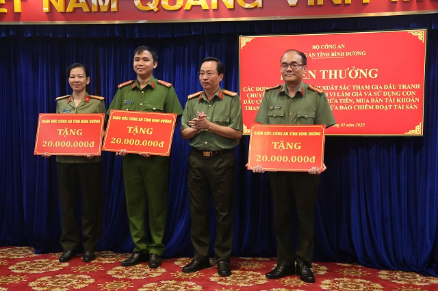 L&atilde;nh đạo C&ocirc;ng an tỉnh B&igrave;nh Dương khen thưởng