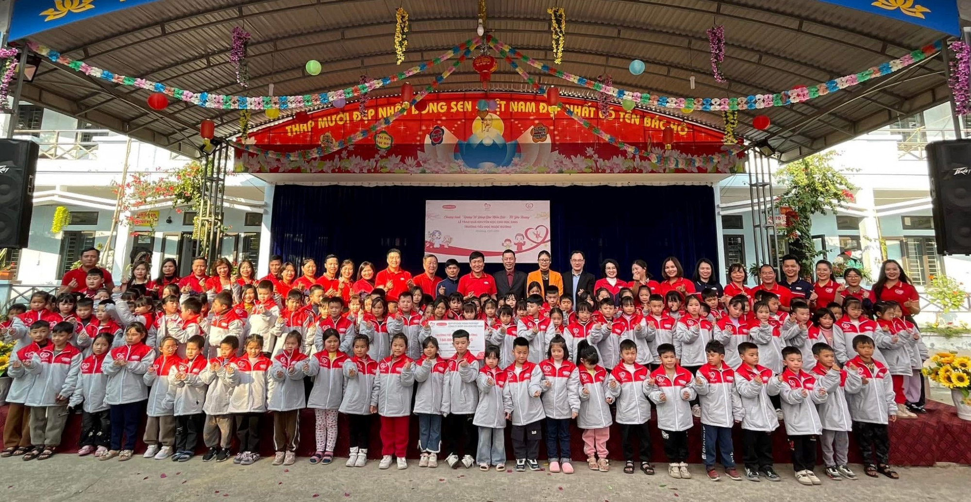 Dai-ichi Life Việt Nam đến thăm v&agrave; trao 576 &aacute;o ấm, 350 s&aacute;ch truyện thiếu nhi với tổng trị gi&aacute; 160 triệu đồng cho học sinh Trường tiểu học Ngọc Đường, tỉnh H&agrave; Giang v&agrave;o ng&agrave;y 15/1/2025 - Ảnh: Dai-ichi Life Việt Nam