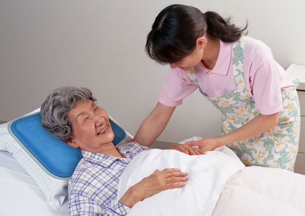 Cha mẹ khi về gi&agrave;, l&uacute;c ốm đau bệnh tật chỉ mong nhận được sự chăm s&oacute;c ấm &aacute;p của con c&aacute;i (ảnh minh hoạ)