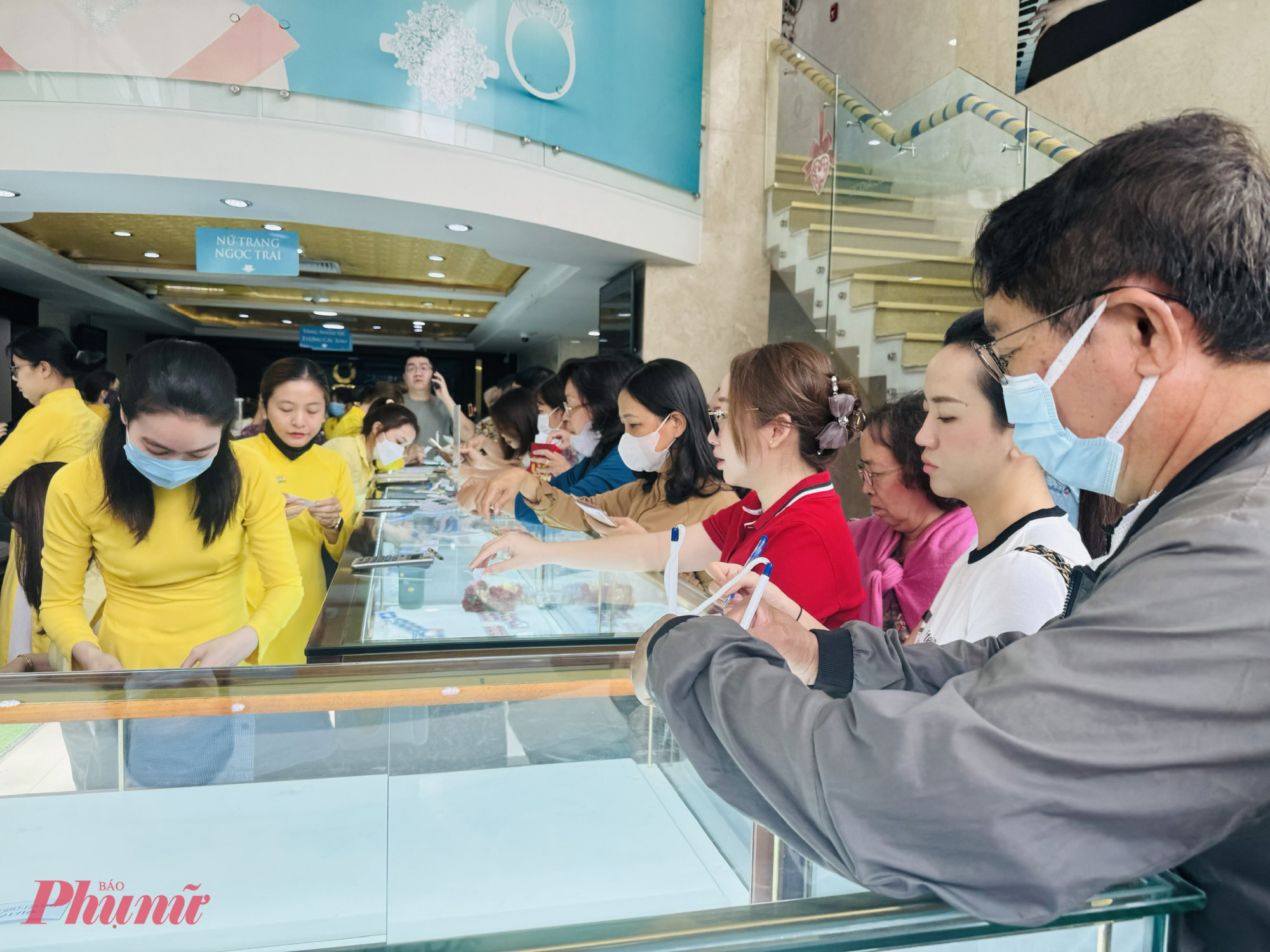 Trong khoảng 1 tuần trở lại đ&acirc;y, người d&acirc;n c&oacute; nhu cầu b&aacute;n v&agrave;ng chốt lời hơn l&agrave; mua v&agrave;ng - Ảnh: Thanh Hoa