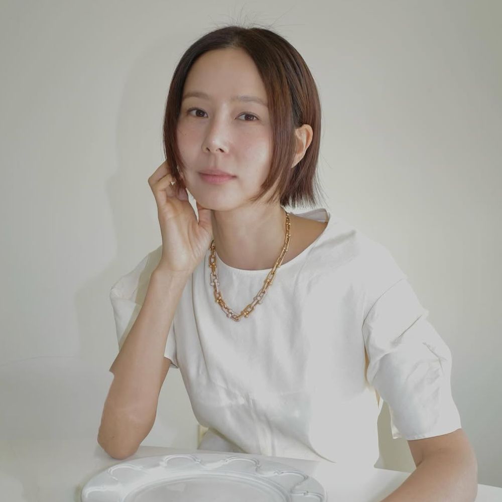 Kim Na-young: Nữ diễn vi&ecirc;n nhận được nhiều lời khen v&agrave; b&igrave;nh luận t&iacute;ch cực sau khi thay đổi kiểu t&oacute;c v&agrave; phong c&aacute;ch trang điểm. B&iacute; quyết của Na-young l&agrave; sử dụng t&ocirc;ng kem nền s&aacute;ng, kết hợp m&agrave;u l&ocirc;ng m&agrave;y nhạt v&agrave; m&agrave;u m&ocirc;i theo t&ocirc;ng lạnh. Việc tiết chế m&agrave;u phấn mắt v&agrave; m&aacute; hồng khiến c&ocirc; ghi điểm với vẻ ngo&agrave;i tinh tế. Ngo&agrave;i ra, c&aacute;ch &aacute;p dụng m&agrave;u phấn bắt s&aacute;ng &aacute;nh xanh ở những v&ugrave;ng như đầu mũi hay g&ograve; m&aacute; sẽ gi&uacute;p tạo n&ecirc;n lớp makeup lấp l&aacute;nh như ngọc trai, gi&uacute;p người đẹp ho&agrave;n thiện phong c&aacute;ch trang điểm kiểu ti&ecirc;n nữ ngọt ng&agrave;o, tươi trẻ.