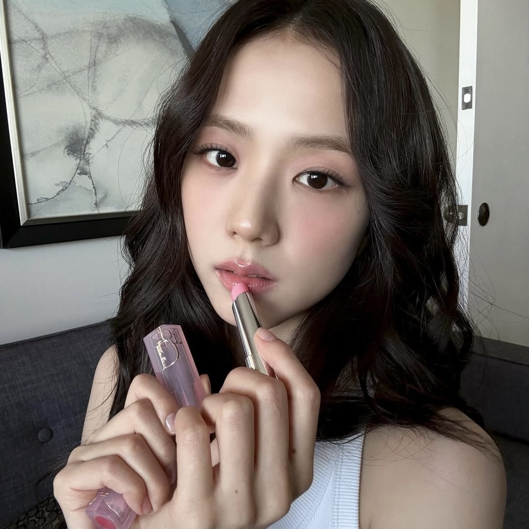  Jisoo tỏa s&aacute;ng với kiểu trang điểm &ldquo;fairy&rdquo; Kh&ocirc;ng nằm ngo&agrave;i cuộc chơi xu hướng, Jisoo cũng t&iacute;ch cực lăng x&ecirc; phong c&aacute;ch &ldquo;fairy makeup&rdquo; dịu d&agrave;ng. Nữ idol l&agrave;m nổi bật l&agrave;n da s&aacute;ng mịn với lớp makeup nhẹ nh&agrave;ng, tạo tổng thể ng&acirc;y thơ m&agrave; vẫn thanh lịch. Thủ lĩnh BlackPink cũng kh&ocirc;ng qu&ecirc;n sử dụng son dưỡng trong bộ sưu tập mới của Dior nhằm th&ecirc;m hiệu ứng căng b&oacute;ng khỏe mạnh cho đ&ocirc;i m&ocirc;i.