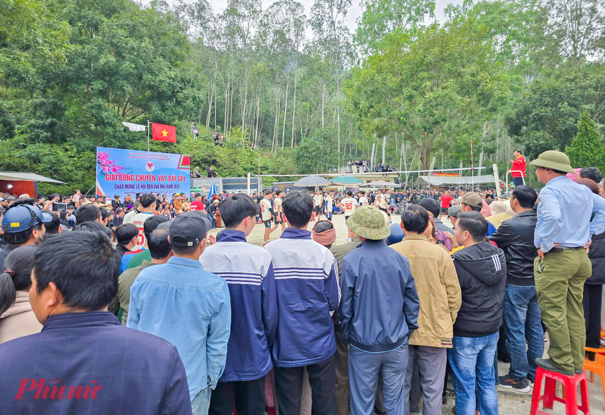 Dịp n&agrave;y, ngo&agrave;i đấu vật, lễ hội đền vua Mai c&ograve;n diễn ra nhiều nghi thức như d&acirc;ng hương, lễ rước nước, khai quang, yết c&aacute;o c&ugrave;ng nhiều tr&ograve; chơi d&acirc;n gian như cờ thẻ, chọi g&agrave;, đẩy gậy, k&eacute;o co, thi đấu b&oacute;ng chuyền&hellip;