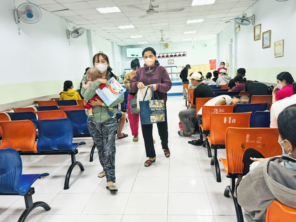 Khi trẻ c&oacute; triệu chứng c&uacute;m, người nh&agrave; cần đưa trẻ đến cơ sở y tế để được thăm kh&aacute;m v&agrave; tư vấn - ẢNH: THANH HOA (chụp tại Bệnh viện Nhi Đồng 1)