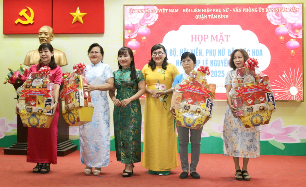 Bà Trịnh Thị Thanh (thứ ba từ trái sang) - Phó chủ tịch thường trực Hội LHPN TPHCM và bà Nguyễn Thị Nguyệt Thủy (thứ tư từ trái sang) - Chủ tịch Hội LHPN quận Tân Bình - tặng quà cho phụ nữ dân tộc Hoa tiêu biểu