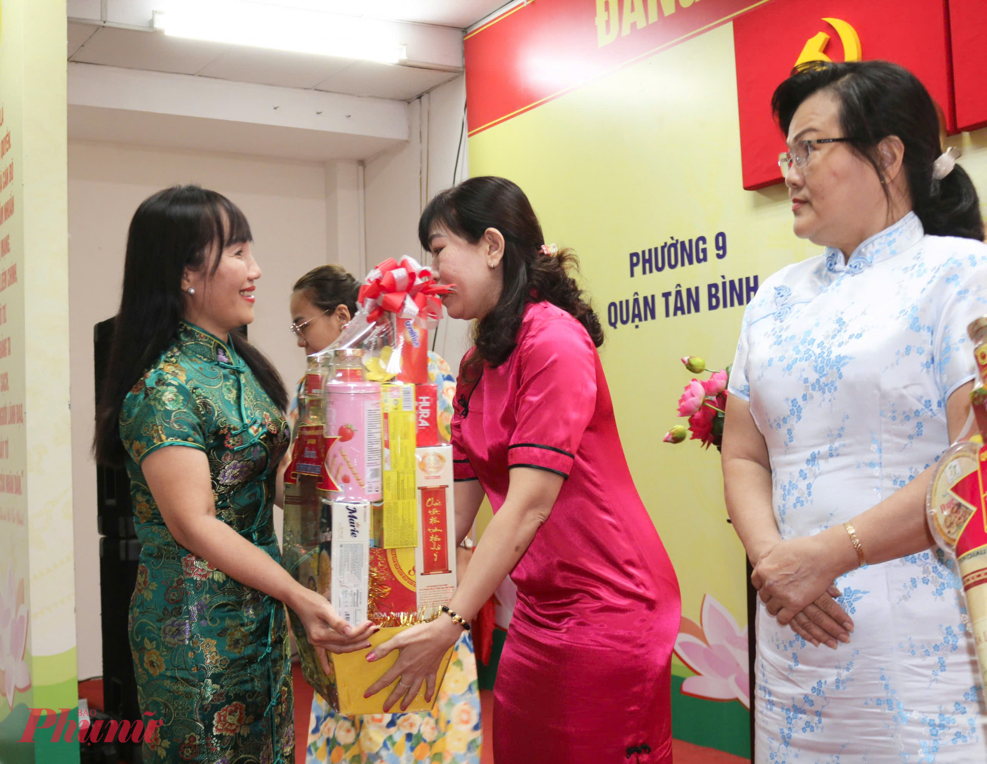 Ph&oacute; chủ tịch Thường trực Hội LHPN TPHCM - Trịnh Thị Thanh trao qu&agrave; cho  hội vi&ecirc;n phụ nữ Hoa ti&ecirc;u biểu
