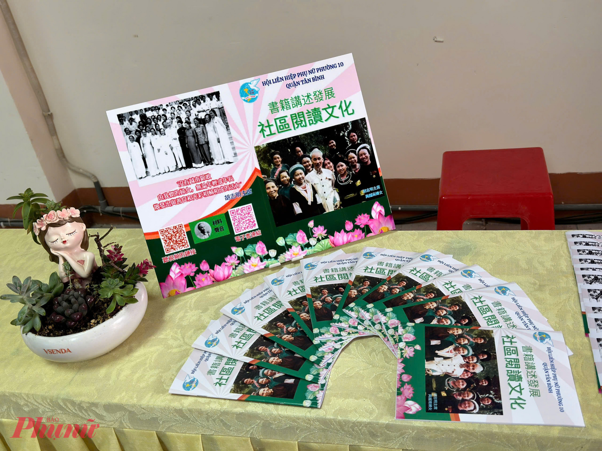 Dịp n&agrave;y, ban tổ chức giới thiệu đến đ&ocirc;ng đảo hội vi&ecirc;n cuốn s&aacute;ch n&oacute;i song ngữ Hoa &ndash; Việt &ldquo;Chủ tịch Hồ Ch&iacute; Minh với Phụ nữ Việt Nam&rdquo;. S&aacute;ch gồm 5 phần: Tiểu sử Chủ tịch Hồ Ch&iacute; Minh, kh&ocirc;ng gian văn h&oacute;a Hồ Ch&iacute; Minh, Chủ tịch Hồ Ch&iacute; Minh với c&ocirc;ng t&aacute;c phụ nữ, những mẩu chuyện về B&aacute;c v&agrave; c&aacute;c tấm gương phụ nữ ti&ecirc;u biểu tại phường 10. Phi&ecirc;n bản tiếng Việt ra mắt từ th&aacute;ng 6/2023, phi&ecirc;n bản tiếng Hoa ph&aacute;t h&agrave;nh v&agrave;o th&aacute;ng 11/2024. S&aacute;ch c&oacute; tổng cộng 28 trang