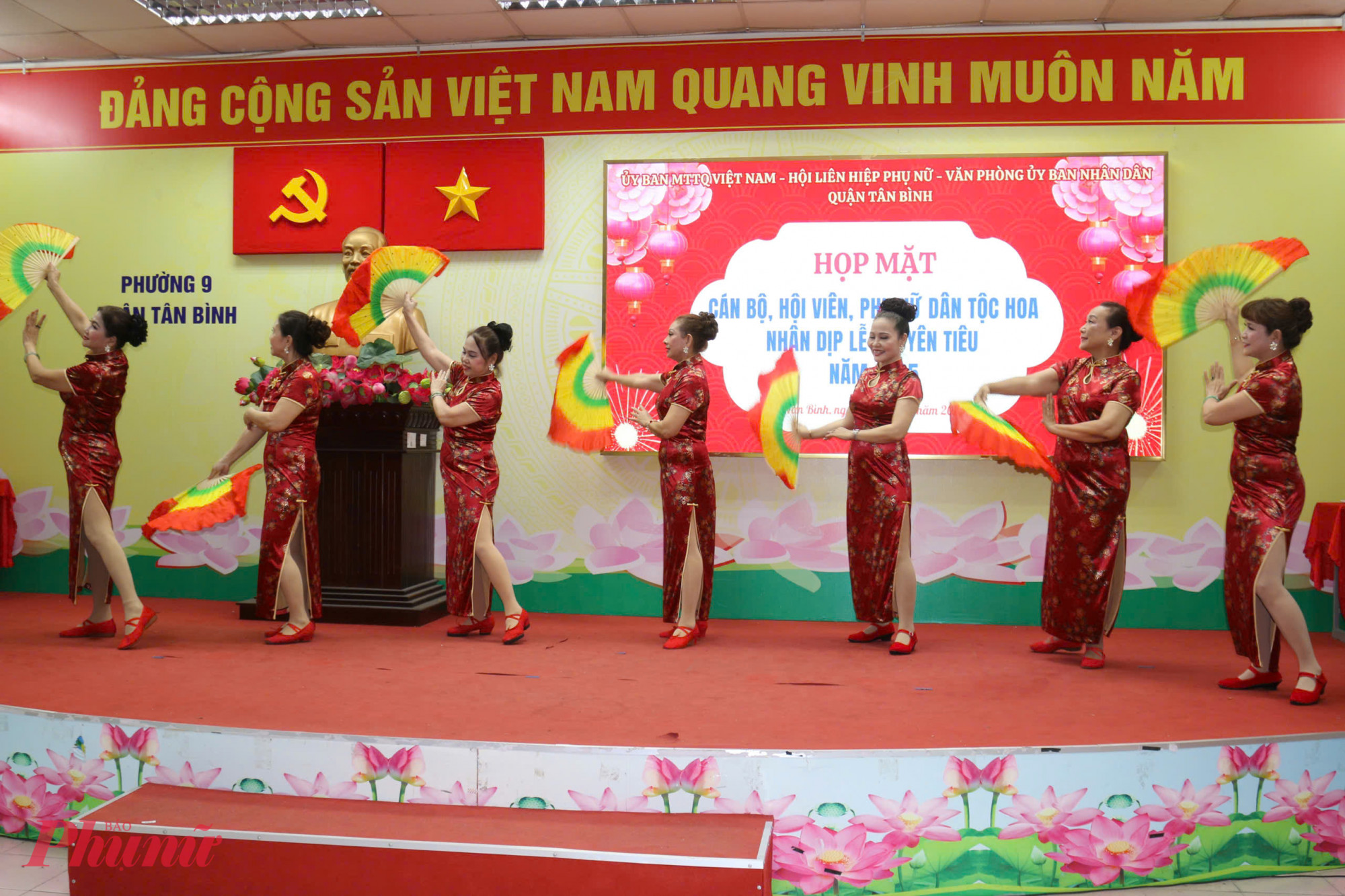 Trong buổi họp mặt, phụ nữ d&acirc;n tộc Hoa đ&atilde; biểu diễn c&aacute;c tiết mục m&uacute;a, h&aacute;t đặc sắc, g&oacute;p phần tạo kh&ocirc;ng kh&iacute; s&ocirc;i nổi, vui tươi. Những giai điệu truyền thống kết hợp với n&eacute;t văn h&oacute;a đặc trưng kh&ocirc;ng chỉ thể hiện tinh thần đo&agrave;n kết m&agrave; c&ograve;n t&ocirc;n vinh bản sắc văn h&oacute;a của cộng đồng người Hoa, gắn kết hơn với văn h&oacute;a Việt Nam.