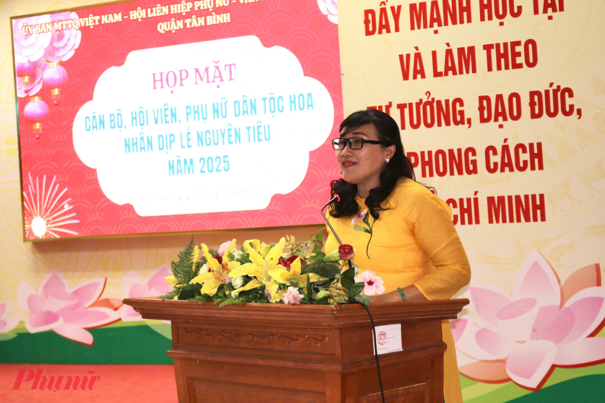 B&agrave; Nguyễn Thị Nguyệt Thủy - Chủ tịch Hội LHPN quận T&acirc;n B&igrave;nh - ph&aacute;t biểu ch&uacute;c mừng đến c&aacute;n bộ, hội vi&ecirc;n phụ nữ Hoa nh&acirc;n dịp Lễ Nguy&ecirc;n ti&ecirc;u.