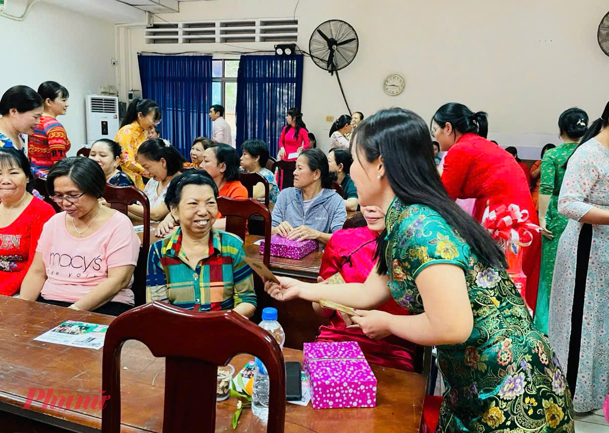 L&atilde;nh đạo Hội LHPN TPHCM trao l&igrave; x&igrave; tết cho hội vi&ecirc;n, phụ nữ d&acirc;n tộc Hoa.