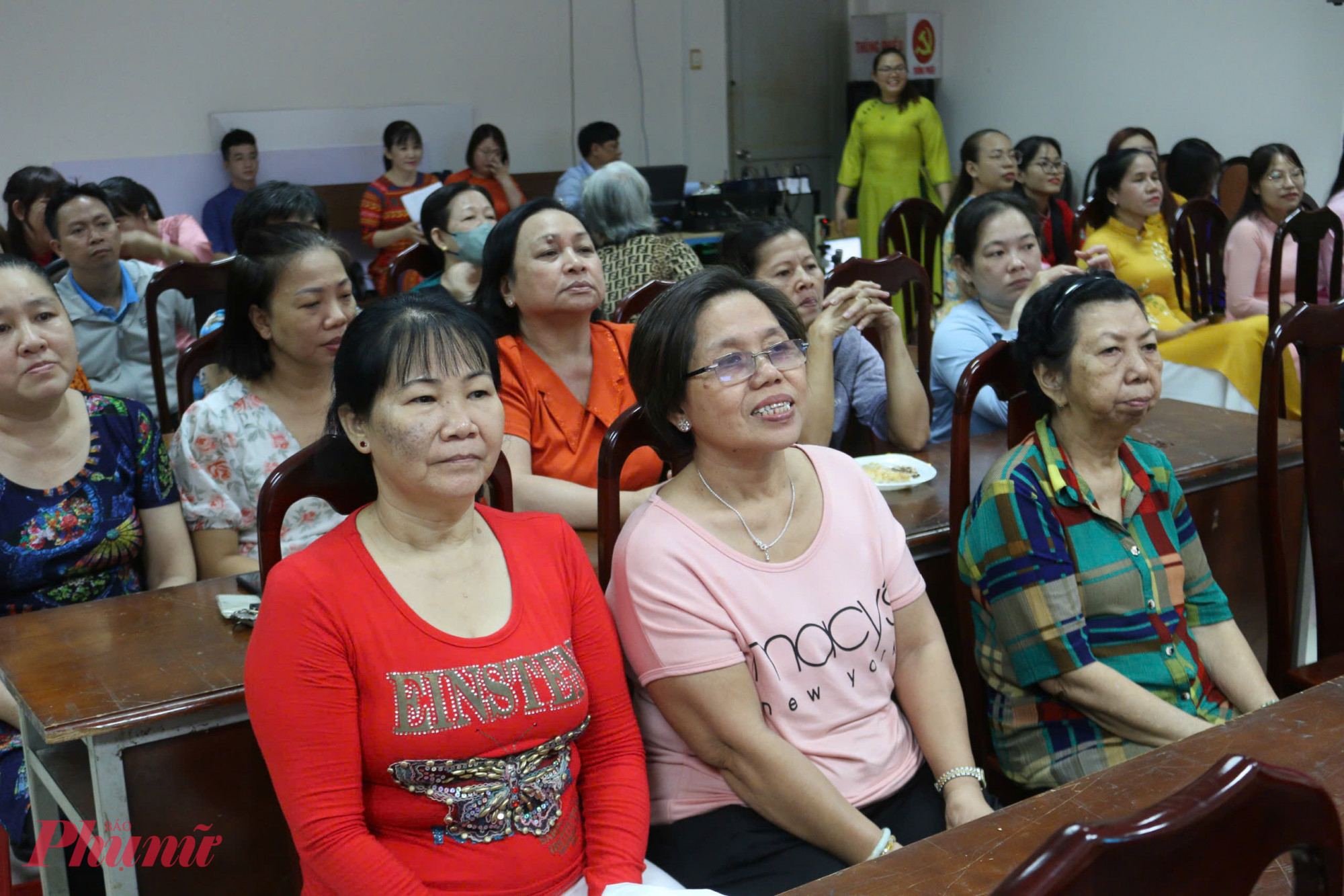 Nhiều phụ nữ d&acirc;n tộc Hoa phấn khởi tham gia họp mặt
