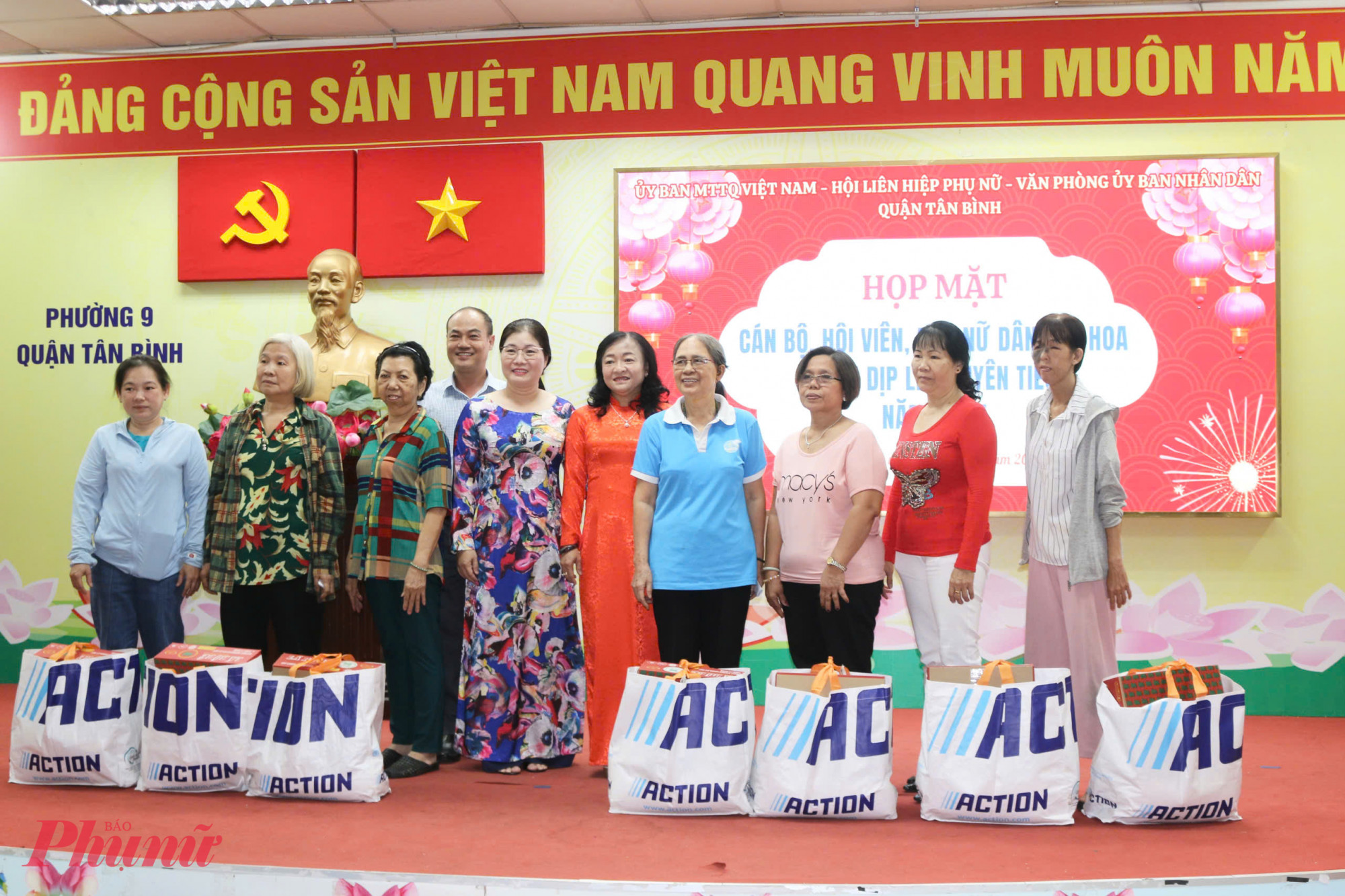ban tổ chức tặng 10 phần qu&agrave; cho hội vi&ecirc;n phụ nữ Hoa c&oacute; ho&agrave;n cảnh kh&oacute; khăn v&agrave; 5 phần qu&agrave; cho hội vi&ecirc;n phụ nữ Hoa ti&ecirc;u biểu.