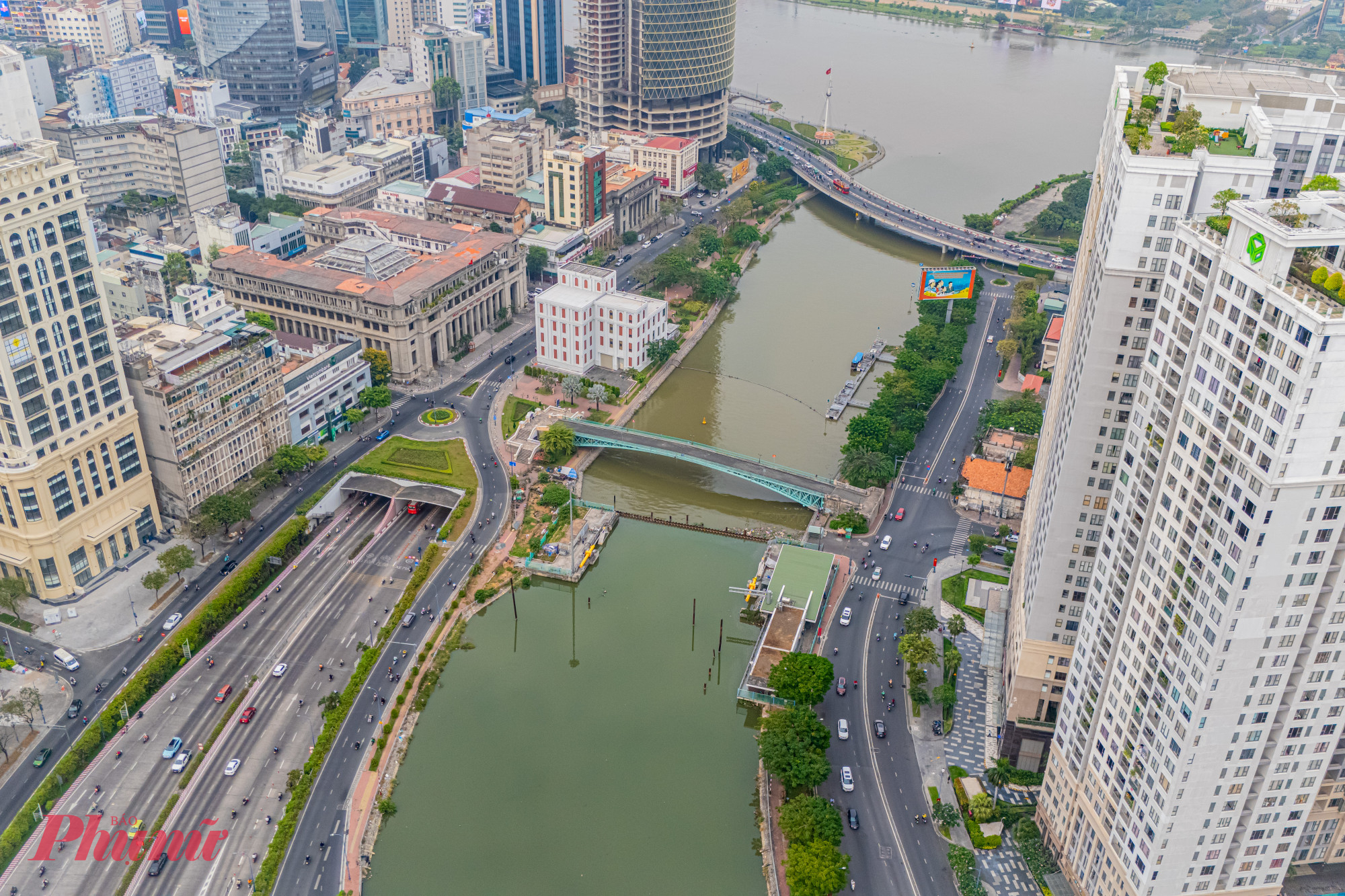 Trong 6 cống ngăn triều chống ngập của TPHCM, cống ngăn triều Bến Ngh&eacute; (quận 1) l&agrave; ch&iacute;nh l&agrave; cống duy nhất nằm trong trung t&acirc;m th&agrave;nh phố. Cống ngăn triều Bến Ngh&eacute; c&oacute; mức kinh ph&iacute; đầu tư 112,11 tỷ đồng.