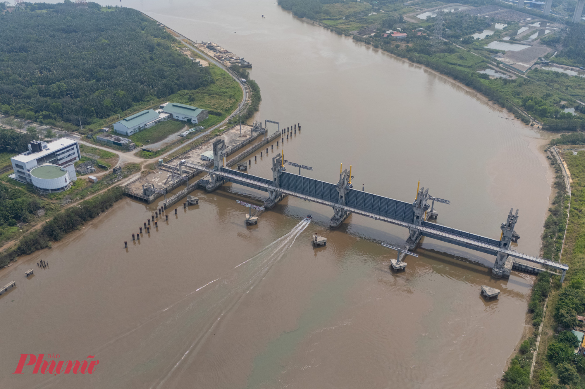 L&agrave; cống ngăn triều lớn nhất trong 6 cống ngăn triều của dự &aacute;n, cống ngăn triều Mương Chuối (huyện Nh&agrave; B&egrave;) hiện đ&atilde; đạt 96% khối lượng nhưng đ&atilde; dừng thi c&ocirc;ng v&agrave; bỏ hoang nhiều năm.