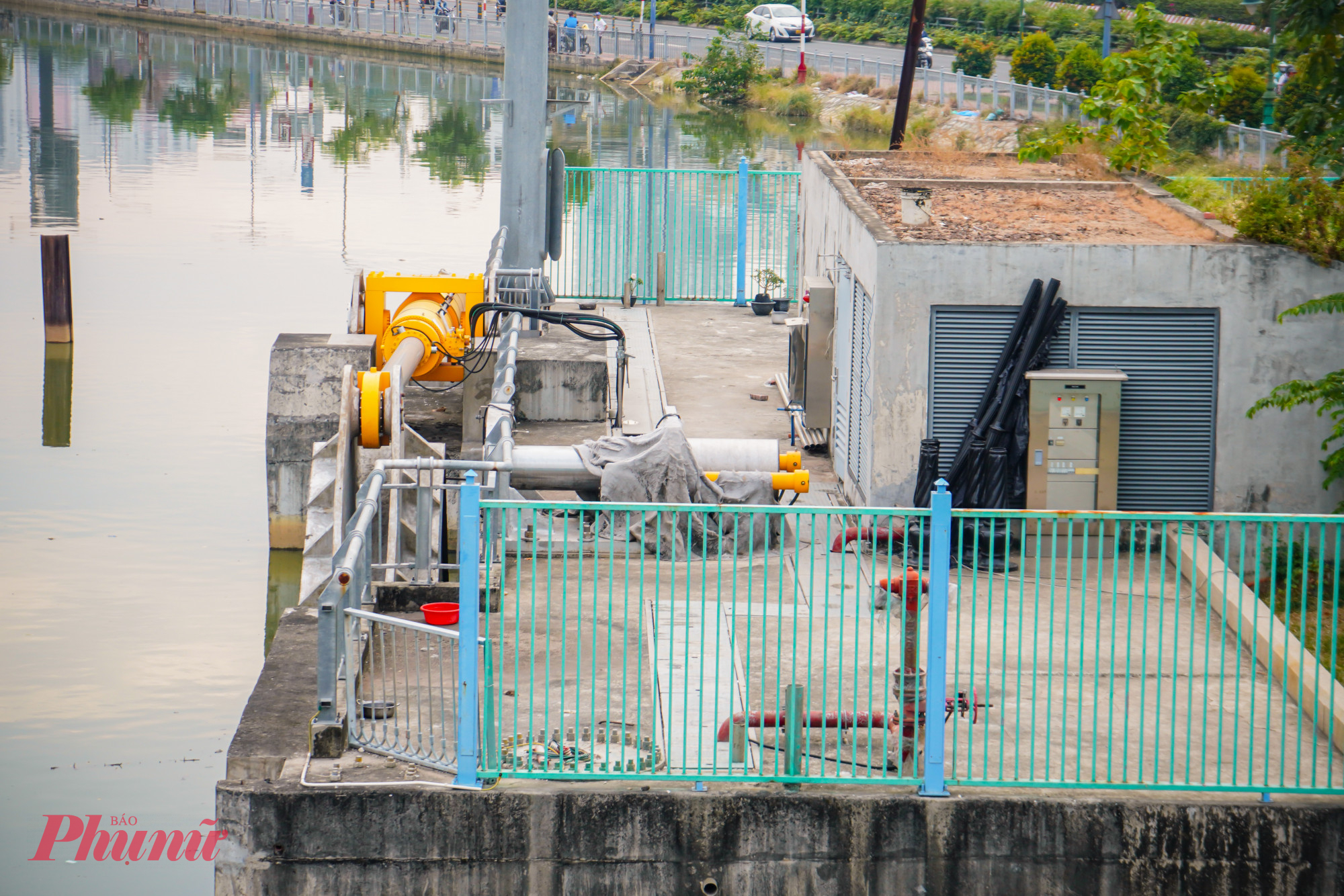 Hiện c&ocirc;ng tr&igrave;nh cống ngăn triều Bến Ngh&eacute; cũng vắng b&oacute;ng c&ocirc;ng nh&acirc;n v&agrave; nhiều hạng mục c&ograve;n đang dang dở.