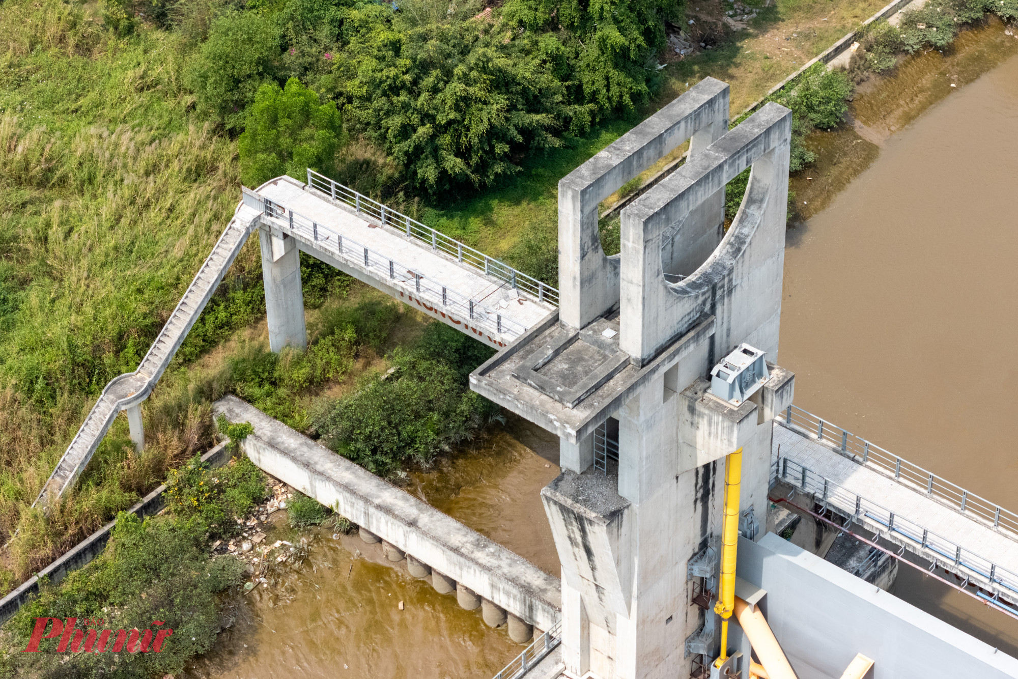 Hiện cống ngăn triều Mương Chuối c&ograve;n một số hạng mục chờ ho&agrave;n thiện như bờ k&egrave; bảo vệ bờ, thảm đ&aacute; gia cố l&ograve;ng s&ocirc;ng, ho&agrave;n thiện đường vận h&agrave;nh cống, cảnh quan&hellip;nếu được t&aacute;i khởi động thi c&ocirc;ng lại.