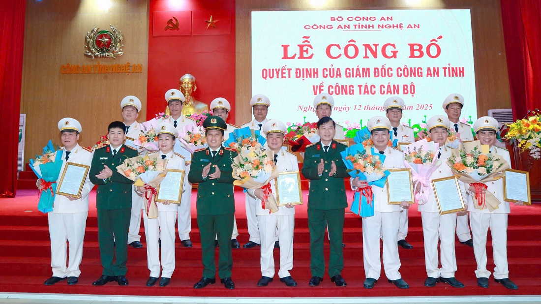 L&atilde;nh đạo C&ocirc;ng an tỉnh Nghệ An trao quyết định cho 13 l&atilde;nh đạo c&ocirc;ng an cấp ph&ograve;ng, huyện nghỉ hưu trước tuổi - Ảnh: C&ocirc;ng an cung cấp