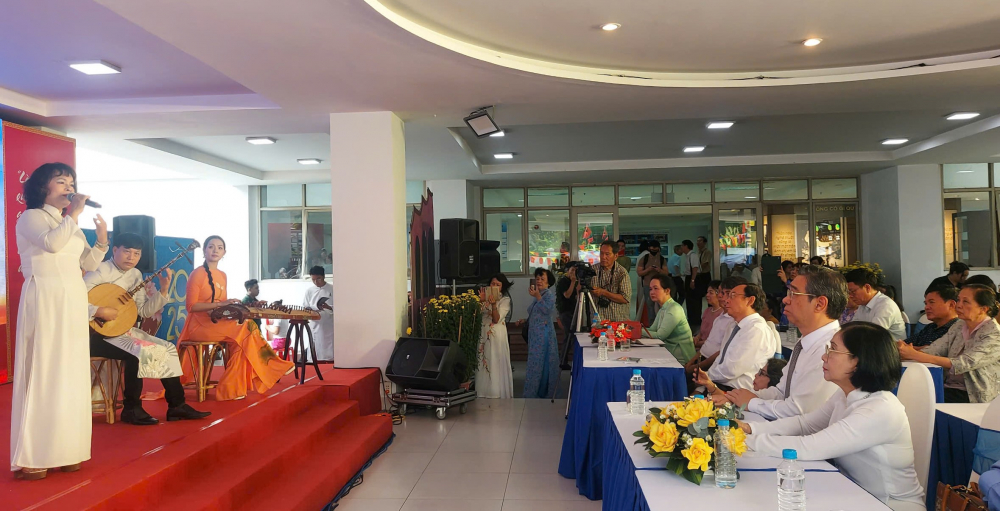 Nh&agrave; thơ Trầm Hương thể hiện tr&iacute;ch đoạn trường ca 