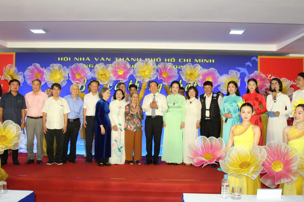 Tham dự chương tr&igrave;nh, c&oacute;: &ocirc;ng Nguyễn Văn N&ecirc;n, Ủy vi&ecirc;n Bộ Ch&iacute;nh trị, B&iacute; thư Th&agrave;nh ủy TPHCM; &ocirc;ng Nguyễn Phước Lộc, Ph&oacute; B&iacute; thư Th&agrave;nh ủy, Chủ tịch UBMTTQ Việt Nam TPHCM; PGS.TS Phan Thanh B&igrave;nh, nguy&ecirc;n Ủy vi&ecirc;n Trung ương Đảng, nguy&ecirc;n Chủ nhiệm Ủy ban Văn h&oacute;a - Thanh thiếu ni&ecirc;n - Nhi đồng Quốc hội, Ph&oacute; Chủ tịch UBMTTQ Việt Nam TPHCM; PGS.TS Nguyễn Tấn Ph&aacute;t, nguy&ecirc;n Ủy vi&ecirc;n Trung ương Đảng, Thứ trưởng Bộ Gi&aacute;o dục v&agrave; Đ&agrave;o tạo; b&agrave; Nguyễn Thị Thu H&agrave;, nguy&ecirc;n Ủy vi&ecirc;n Trung ương Đảng, nguy&ecirc;n Ph&oacute; B&iacute; thư Th&agrave;nh ủy TPHCM&hellip;