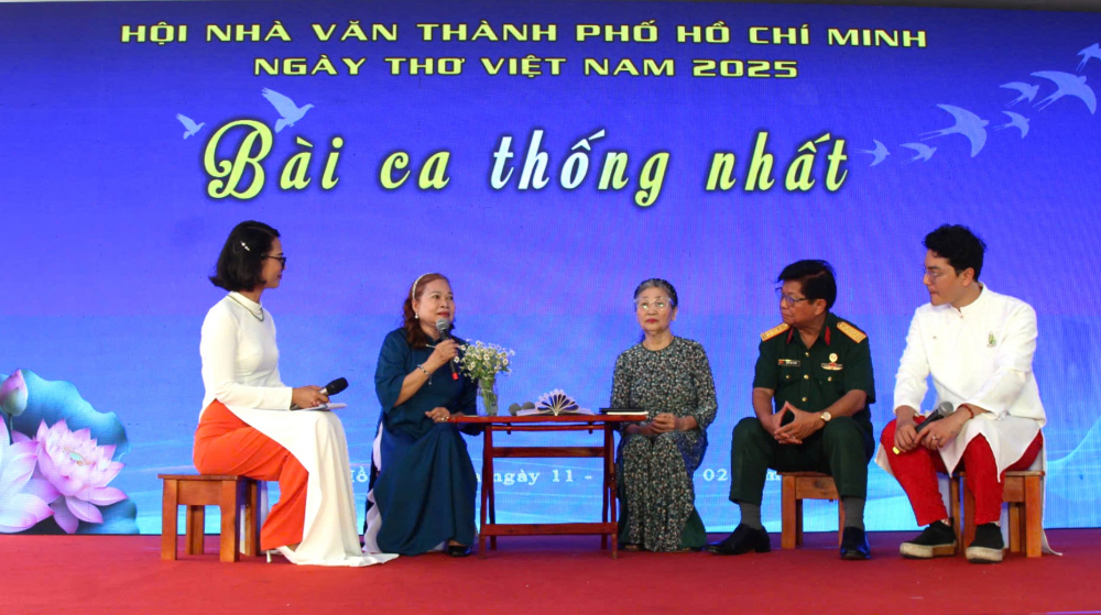 3.Giao lưu t&aacute;c giả: &ldquo;Ch&uacute;ng t&ocirc;i l&agrave;m thơ v&agrave; đ&aacute;nh giặc&rdquo;: Trần Thế Tuyển, Lương Minh Cừ, Đặng Nguyệt Anh, Nguyễn B&iacute;nh Hồng Cầu (mỗi t&aacute;c giả đọc một b&agrave;i thơ)
