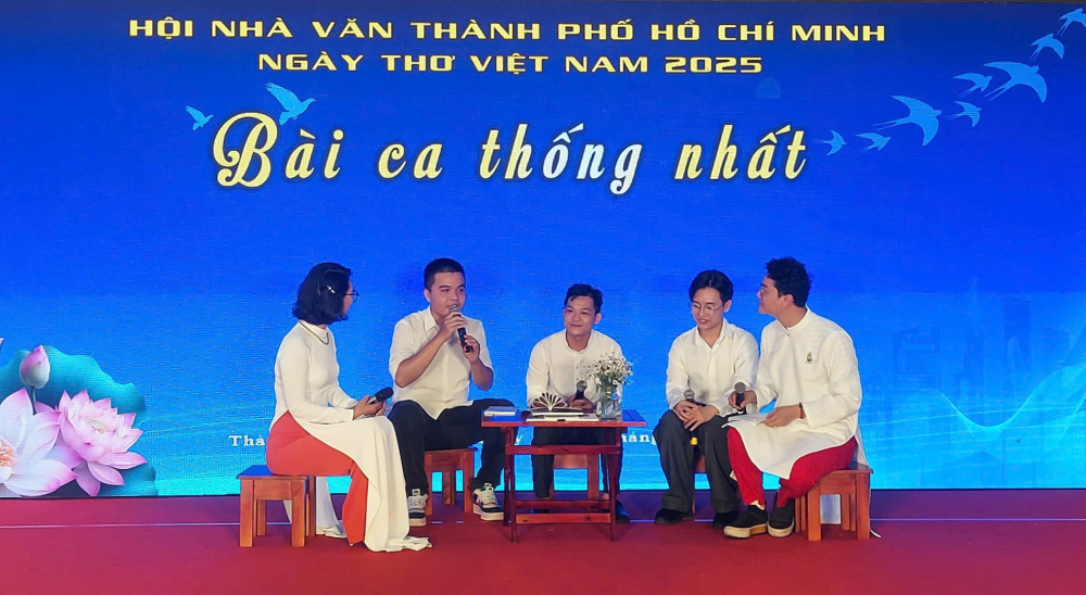 7.Giao lưu t&aacute;c giả: &ldquo;Giọng thơ trẻ ở th&agrave;nh phố trẻ&rdquo;: Trần Đức T&iacute;n, Đo&agrave;n Nguyễn Anh Minh, Nguyễn Trọng Đo&agrave;n, Thanh Hoa (mỗi t&aacute;c giả đọc một b&agrave;i thơ)
