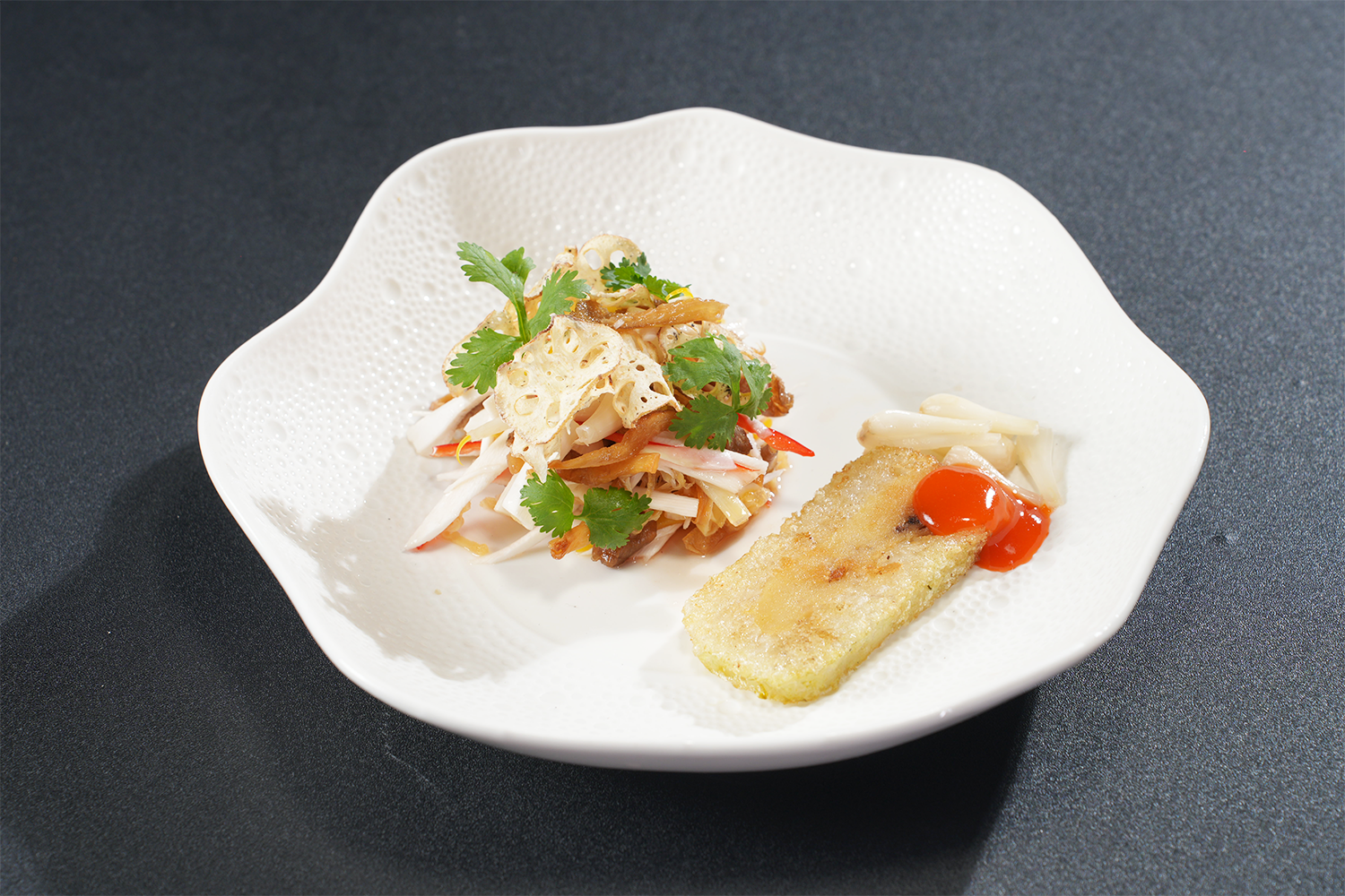 Nguy&ecirc;n liệu ch&iacute;nh l&agrave; của m&oacute;n gỏi thịnh vượng l&agrave; c&aacute;c loại rau củ gồm củ hủ dừa, củ sen, c&agrave; rốt, ớt chu&ocirc;ng v&agrave;ng, ớt sừng, nấm b&agrave;o ngư, b&ocirc;ng huệ v&agrave; củ kiệu ng&acirc;m chua.  C&aacute;c thực kh&aacute;ch trong chương t&igrave;nh cảm nhận đ&acirc;y l&agrave; m&oacute;n gỏi tr&ograve;n vị v&agrave; đậm đ&agrave;, c&oacute; đủ chua, cay, mặn, ngọt v&agrave; cho biết ấn tượng với nước chấm của chef Ch&aacute;nh Th&acirc;n l&agrave;m. 