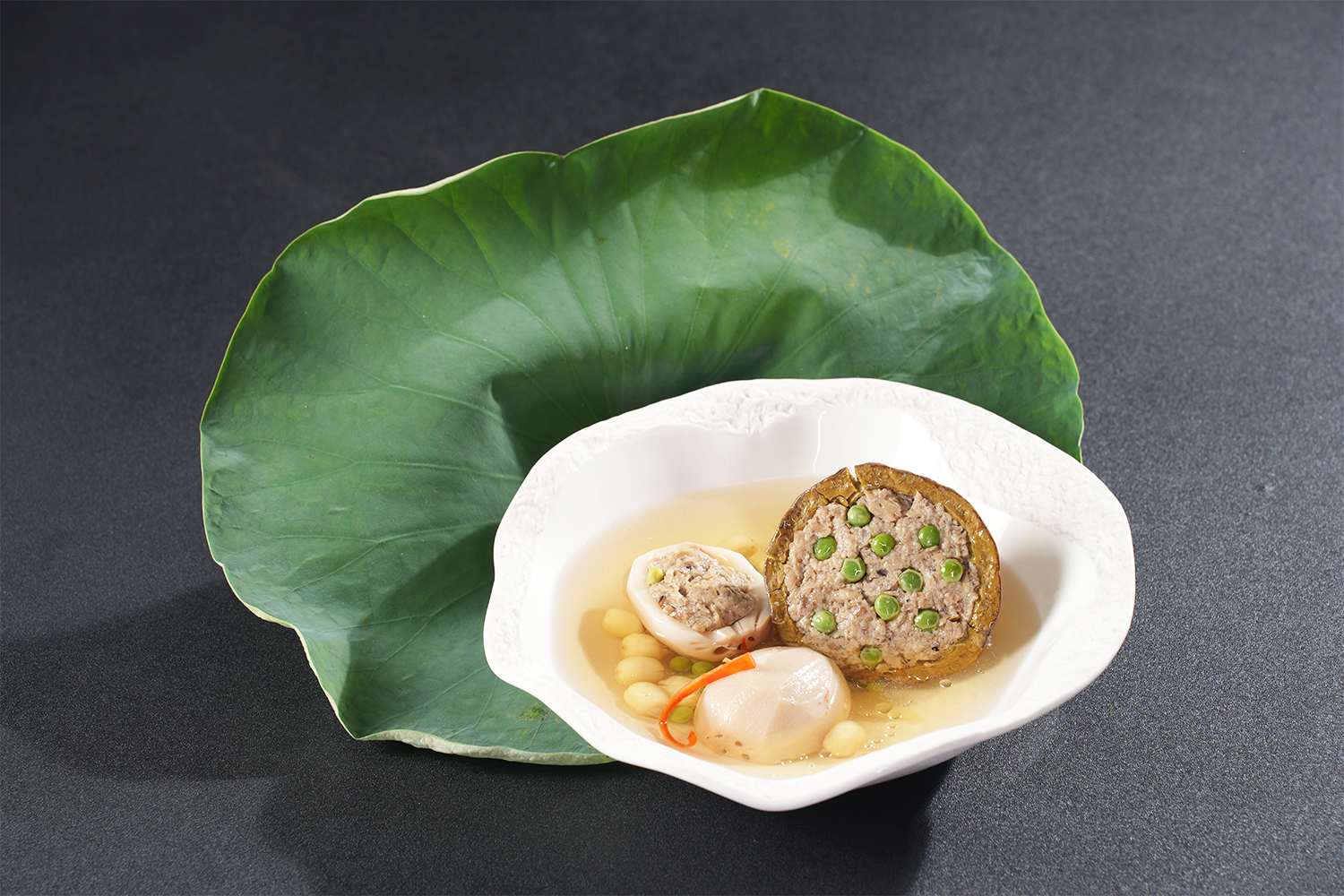  Với m&oacute;n canh li&ecirc;n hoa, chef Long Kha cho biết đ&acirc;y l&agrave; c&aacute;i m&oacute;n ăn tuổi thơ của anh v&igrave; ng&agrave;y xưa hay lội xuống đầm sen để h&aacute;i những hoa sen, l&aacute; sen, củ sen, ng&oacute; sen về chế biến m&oacute;n ăn. Nguy&ecirc;n liệu của m&oacute;n canh li&ecirc;n hoa gồm hạt sen, đậu hủ trắng, đậu h&agrave; lan, nấm đ&ugrave;i g&agrave; c&ugrave;ng c&aacute;c gia vị. Chef cũng tiết lộ b&iacute; quyết tạo ra m&oacute;n canh ngon l&agrave; nhờ l&agrave;m qua hai quy tr&igrave;nh, đầu ti&ecirc;n l&agrave; hấp bằng l&ograve; hấp nướng, hấp xong rồi mới đem nấu canh.