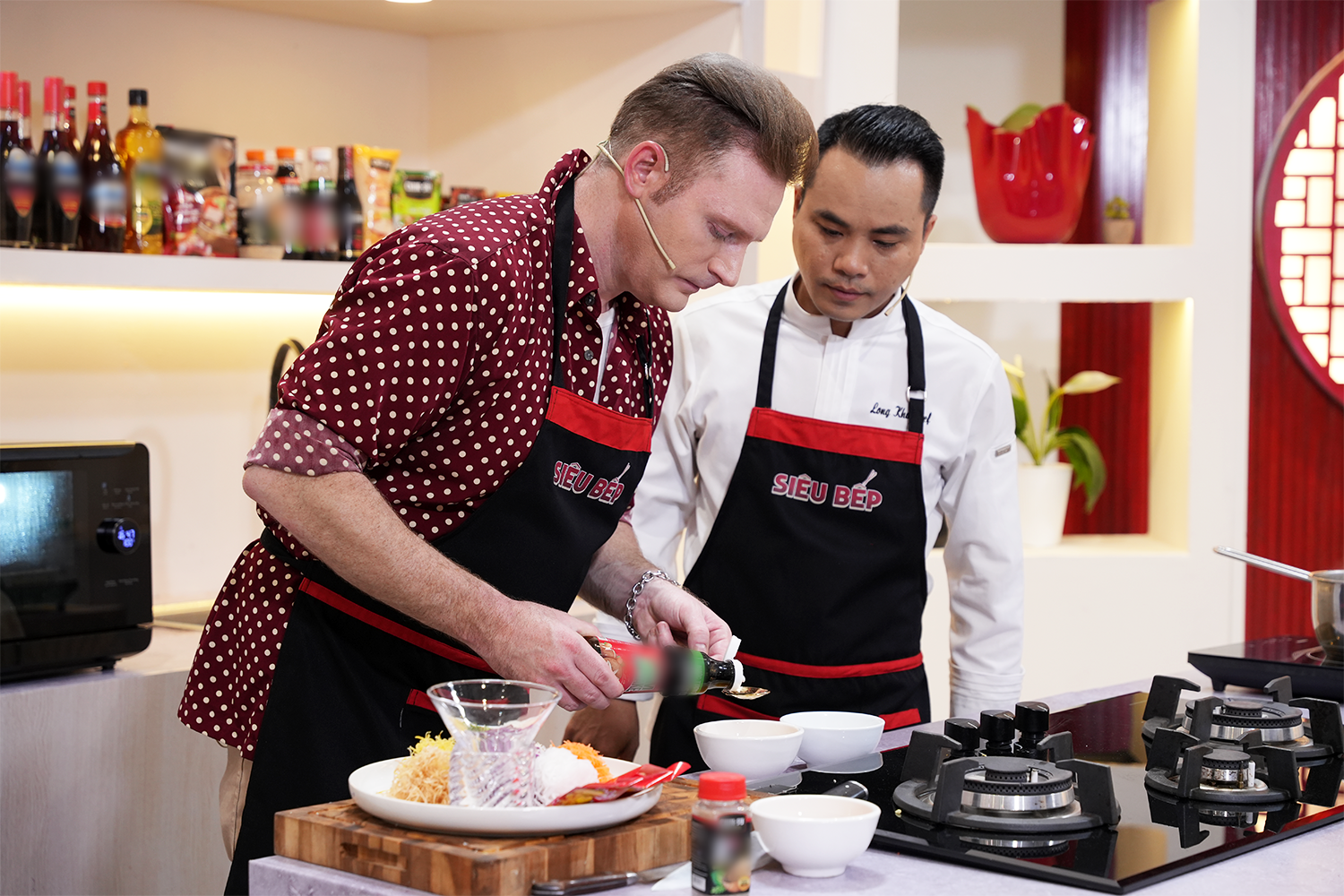 Với chủ đề 'Thanh thuần vị Tết tập trung v&agrave;o c&aacute;c m&oacute;n chay, đầu bếp Chef Long Kha - Cố vấn ẩm thực, Chủ nhiệm CLB Ẩm thực Chay S&agrave;i G&ograve;n  mang đến những m&oacute;n chay &ldquo;quen m&agrave; lạ&rdquo; cho ng&agrave;y rằm gồm 2 m&oacute;n gỏi ph&aacute;t t&agrave;i v&agrave; canh li&ecirc;n hoa.