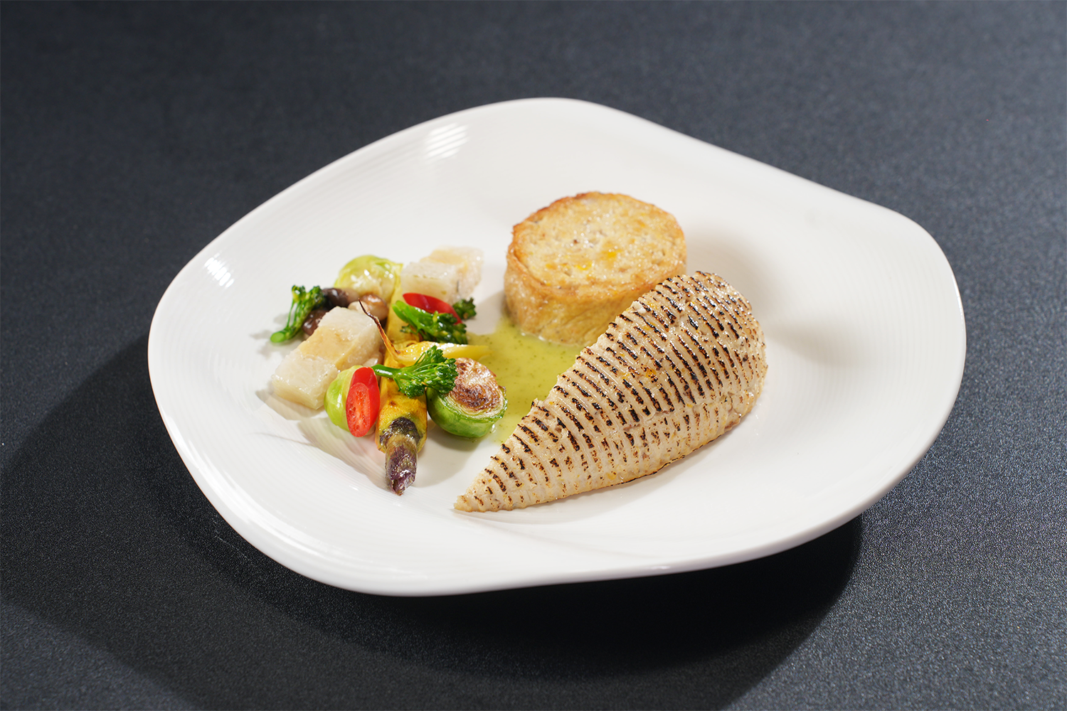 M&oacute;n chả an khang với 2  nguy&ecirc;n liệu ch&iacute;nh l&agrave; đậu hũ v&agrave; nấm. Chef Ch&aacute;nh Th&acirc;n cho biết kh&ocirc;ng d&ugrave;ng gia vị nhiều, hương vị ch&iacute;nh được tạo từ c&aacute;c nguy&ecirc;n liệu gi&uacute;p m&oacute;n ăn thanh v&agrave; tươi ngon. 