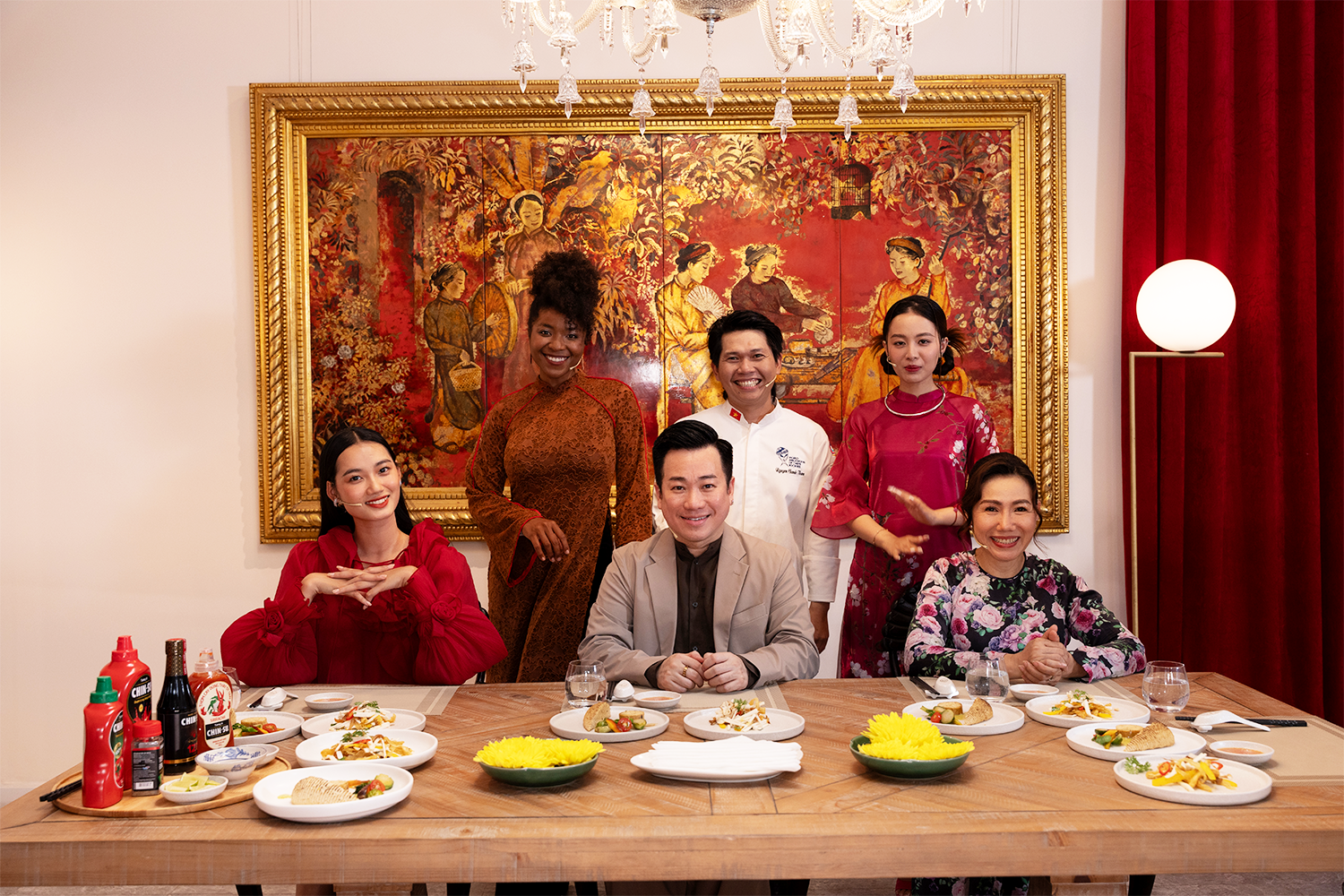 L&agrave; đầu bếp chuy&ecirc;n m&oacute;n chay, chef Ch&aacute;nh Th&acirc;n mang đến Si&ecirc;u Bếp hai m&oacute;n l&agrave; gỏi thịnh vượng v&agrave; chả an khang. N&oacute;i về &yacute; tưởng chế biến m&oacute;n gỏi thịnh vượng, chef Ch&aacute;nh Th&acirc;n cho biết gỏi thịnh vượng c&oacute; m&agrave;u sắc như một v&ugrave;ng qu&ecirc; nhỏ, c&oacute; c&aacute;nh đồng, ruộng l&uacute;a.. những m&agrave;u xanh, đỏ, t&iacute;m, v&agrave;ng nhằm cầu mong mọi điều thịnh vượng cho năm mới. 